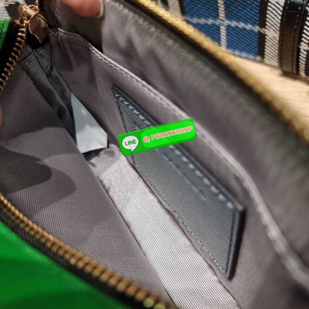 MARC JACOBS THE SNAPSHOT CAMERA BAG ไอเท็มยอดฮิตที่โดดเด่นเป็นเอกลักษณ์ กับกระเป๋าสะพายข้างสุดปัง เรียกได้ว่าไม่ซ้ำใคร!! วัสดุหนังวัว สวยอยู่ทรง เปิด-ปิดกระเป๋าด้วยซิป มีซิปหลัก 2 ช่อง แบ่งสัดส่วนไว้ดีมาก มาพร้อมสายสะพายสปอร์ตเส้นใหญ่ ที่ออกแบบโทนสีมาให้เ