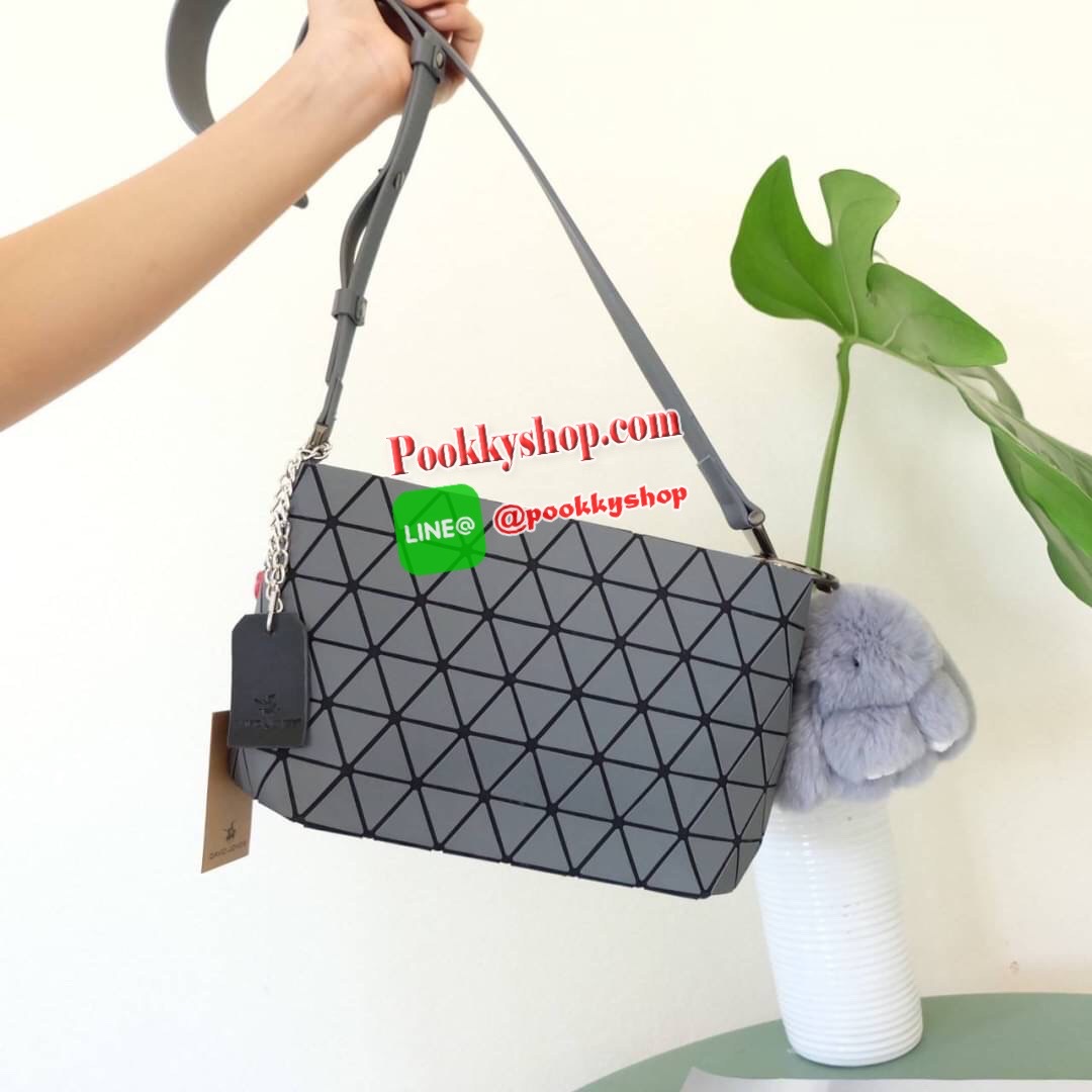 ใหม่ล่าสุด กระเป๋า จากแบรนด์ David Jones กระเป๋าถือ/สะพายข้างดีไซน์เกร๋มาก สีสวยหรูมาก ขนาดกำลังดีเลย น้ำหนักเบามากคะ ภายในมีช่องเก็บของจุกจิกได้ พิเศษ !! แถมน้องกระต่ายขนฟู เข้าset กับกระเป๋าเลยค่า น่ารักมากๆ มีถุงผ้าแบรนด์ให้คะ ใบจริงสวยมากคะ ดีต่อใจ มี