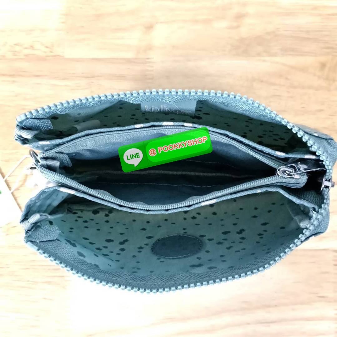 Kipling Creativity Large Pouch วัสดุ Nylon 100% กระเป๋าคล้องมือขนาดพอเหมาะ 7.25 นิ้ว พกพาสะดวก เปิด-ปิดด้วยซิปเดียวใช้งานง่าย ด้านในมีช่องกว้าง 2 ช่องและช่องซิปเล็กตรงกลางอีก 1ช่อง ใช้งานได้สะดวก สามารถใส่มือถือ 7.5 นิ้วได้ กุญแจรถ ธนบัตรได้ ล็อตนี้มาพร้อ