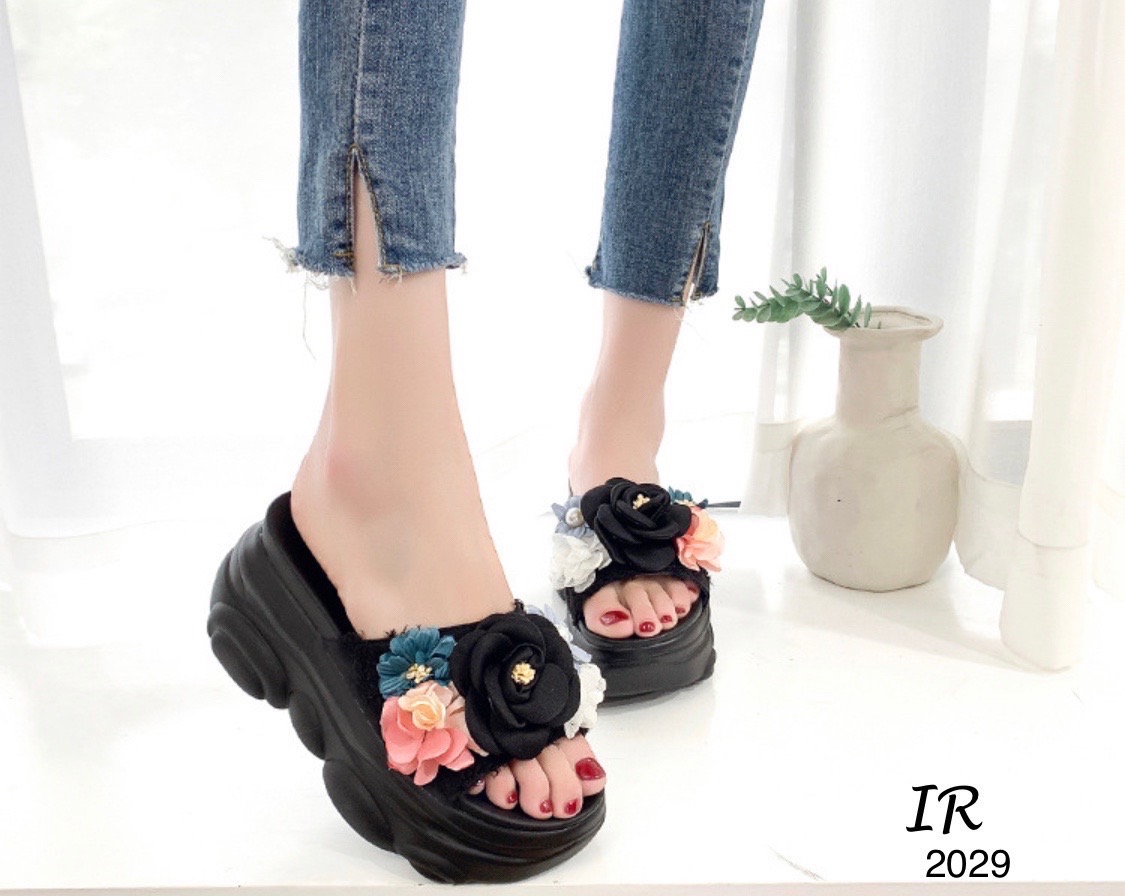 แบบขายดี!!! พร้อมส่ง งานนำเข้าพื้นหมีตัวใหม่น่ารักมากค่า รองเท้าสวมเตารีดแต่งดอกไม้ดีไซน์น่ารักมาก สูง 3 นิ้ว ทรงสโลปไม่เทหน้ามาก เดินง่ายไม่ปวดข้อเท้า ใส่สวย ช่วงนี้ส้นตัวนี้กำลังอินนะค่า