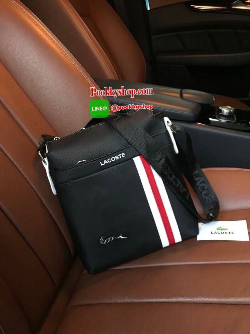 ห้ามพลาด! BEST SELLER! ลาคอส MESSENGER BAG กระเป๋าสะพายรุ่นใหม่ล่าสุดขนาดกำลังดีหนังนิ่มสวยอยู่ทรง ด้านหน้ามี1ช่องซิป พร้อมโลโก้แบรนด์และเเถบคาดดูมีดีเทล เปิดปิดด้วยซิปสะดวกใช้หัวซิปแบรนด์อะไหล่เงินสามารถใส่ ipad mini มือถือ กระเป๋าสตางค์ใบยาว ของจุกจิก