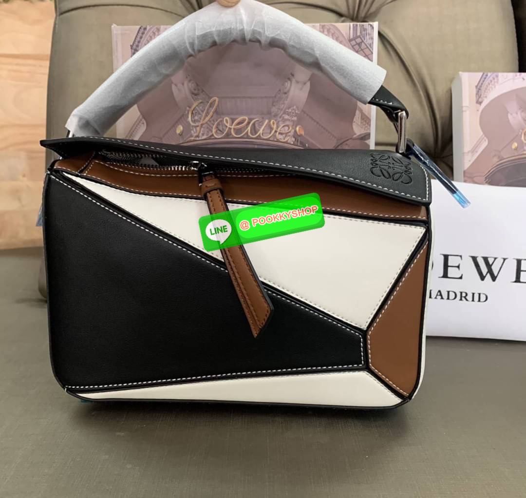 NEW IN! LOEWE CROSSBODY BAG VIP GIFT WITH PURCHASE (GWP) กระเป๋าถือหรือสะพาย Limited Edition จาก LOEWE PERFUME DUTYFREE COUNTER วัสดุ Leather Calfski หนังแท้ (หนังวัว) งานสวยตั้งอยู่ทรง สีสันสดใสทูโน ขนาดกำลังดี น้ำหนักเบา อะไหล่เงิน