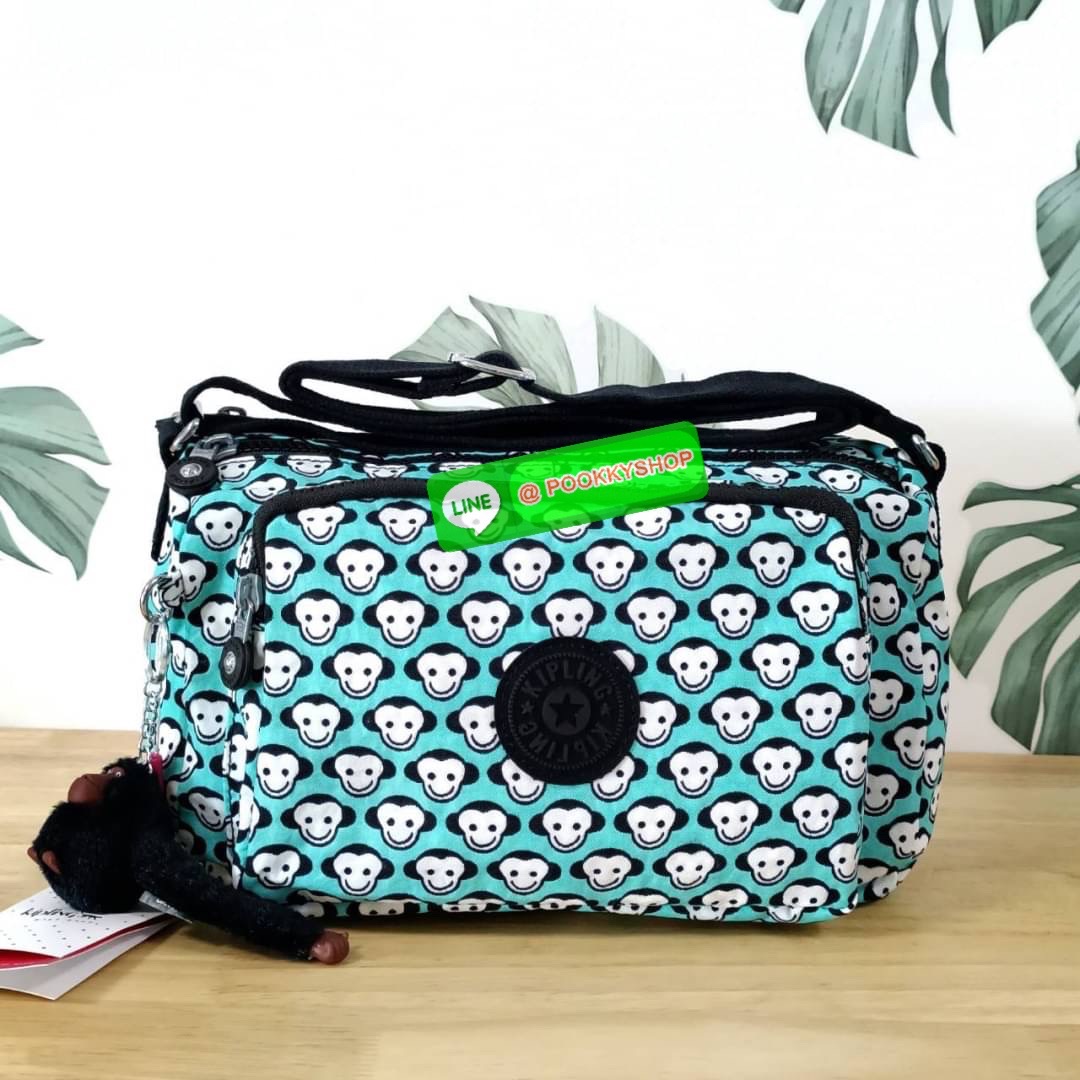 KIPLING RETH CROSSBODY BAG ซับในตาราง วัสดุ Nylon+polyester กระเป๋าสะพายข้างหรือ สะพาย Crossbody ได้ ช่องหน้าเปิด-ปิด ด้วยซิป พร้อมช่องแยกบ่อยด้านข้าง ช่องหลัก 2 ช่อง ด้านในโล่งกว้าง สามารถจุสัมภาระได้เยอะ พร้อมช่องซิปหลัง สายสะพายปรับระดับสั้น-ยาว ได้ fr