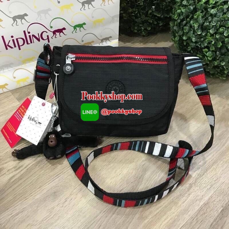 พร้อมส่ง NEW ARRIVAL! KIPLING SABIAN CROSSBODY BAG กระเป๋าสะพายรุ่นชนช็อปวัสดุ Nylon&Polyester 100% ขนาดกำลังน่ารัก เปิดปิดด้วยฝาปิดกระดุมแม่เหล็กและซิปแบรนด์ ด้านหน้ามี1ช่องซิป พร้อมพวงกุญเเจลิงน้อย ภายในมีโลโก้ ช่องซิปและสายคล้องพวงกุญแจ มีสายสะพายยาวหล
