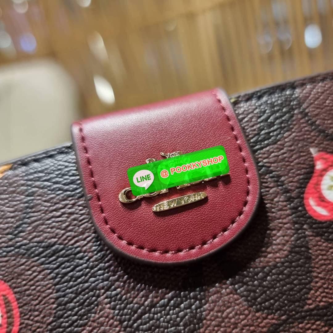 COACH C7413 MEDIUM CORNER ZIP WALLET WITH ORNAMENT PRINT คอลเลคชั่นใหม่ กระเป๋าสตางค์ใบกลาง ดีไซน์ใหม่ สุดหรู คละลายพริ้นท์เต็มใบ น่าใช้ไปอีก วัสดุหนังแคนวาสเคลือบลาย ภายในมีช่องใส่บัตร ใส่ธนบัตรได้ครบ และมีช่องซิปแยก ใบจริงสวยมากๆ แนะนำจ้า ราคาสุดคุ้มครบ