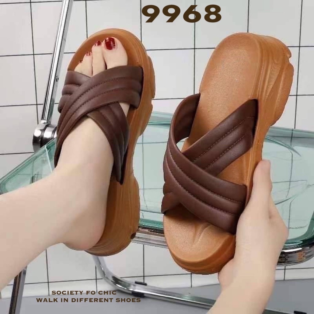 ฟังก์ชั่นที่คิดมาเพื่อให้ใส่สบายรับหน้าฝนแบบนี้ รองเท้าสวมลำลอง หน้าไขว้ โปร่งๆ โล่งๆ ที่ใส่แล้วยังดูสวย ใส่สบาย เอาไว้ประจำตัว แต่งตัวง่าย แถมราคาน่าคบหา พร้อมลุยฝนนี้ได้สบายๆ เลยจ้าา