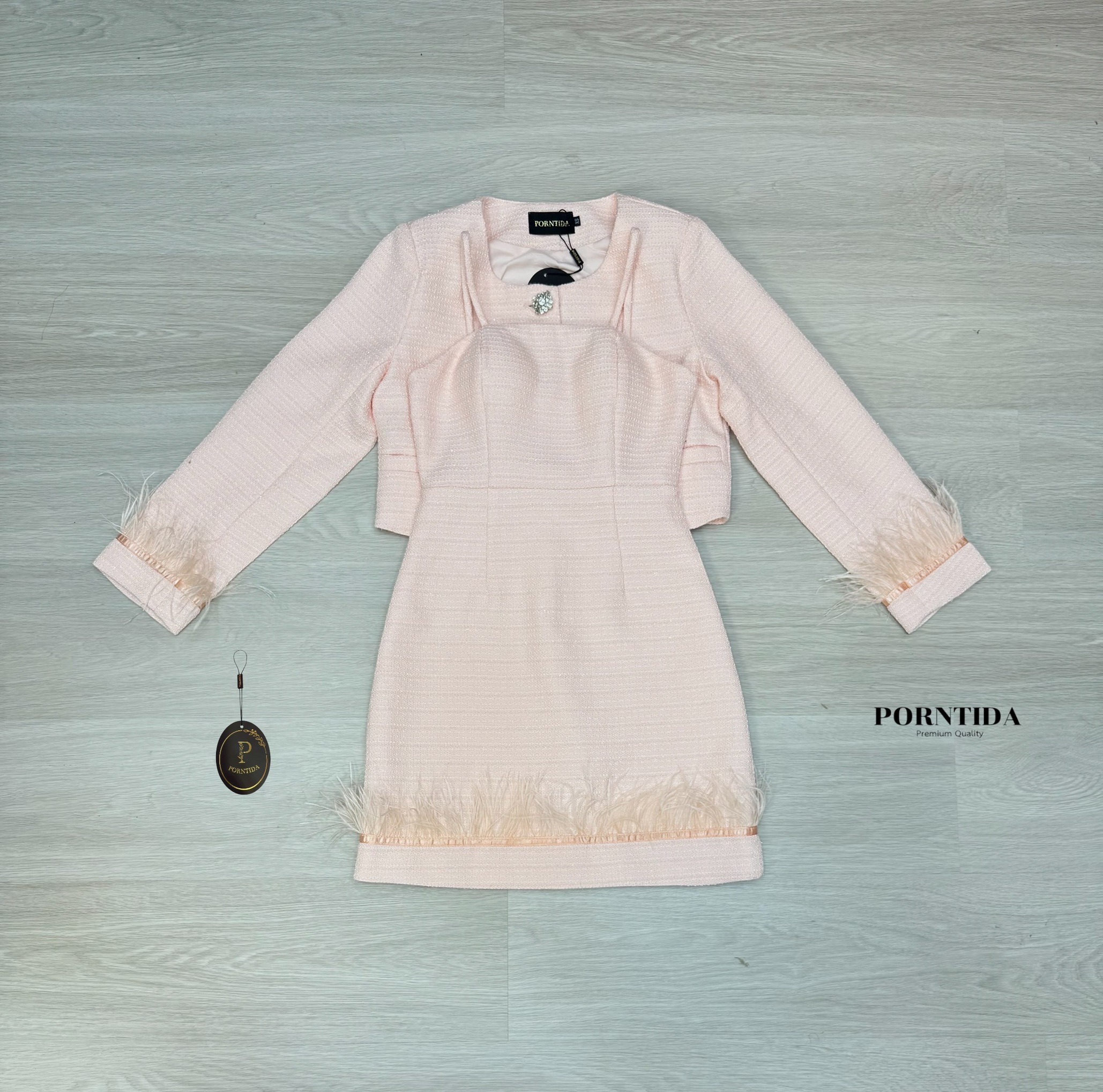 ชุดเซทแฟชั่น ชุดเดรส2ชิ้นผ้าทวีต งานเดรสชมพู มีเสื้อคลุมให้กระดุมเสื้อคลุมด้านหน้ากระดุมเพชร