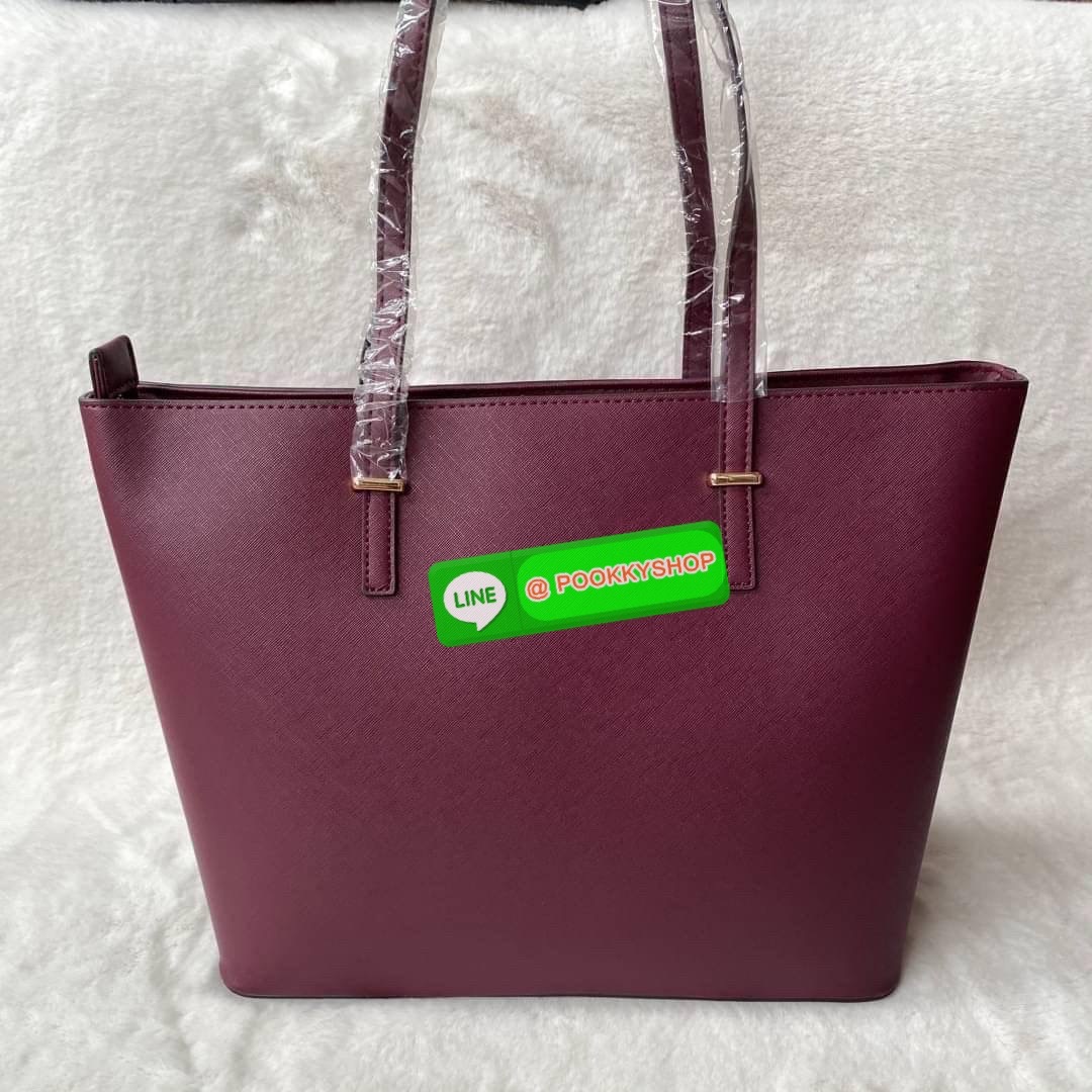 Kate Spade new york shopping large bag กระเป๋าถือ หรือคล้องไหล่ได้ ด้านหน้ามีโลโก้แบรนด์ แบบปั้มสีทอง เปิด-ปิด กระเป๋าด้วยซิป ด้านในโล่งกว้าง จุของได้เยอะ ด้านในมีช่องซิป และ ช่องเล็ก