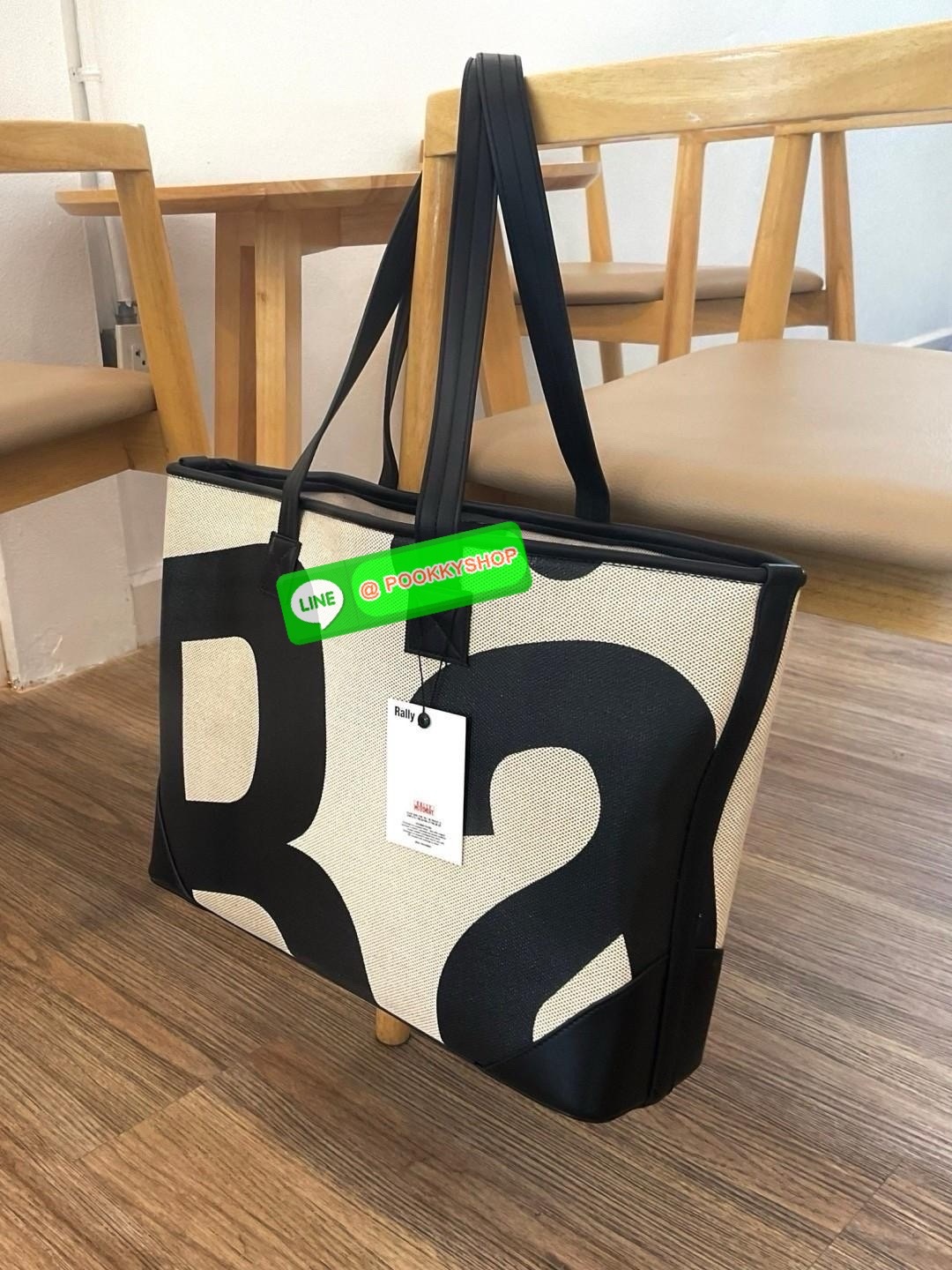 พร้อมส่งแล้ววันนี้!! RALLY TOTE BAG หายากที่สุดในตอนนี้!! ตัวกระเป๋าทำจาก LIGHTWEIGHT DURABLE CANVAS มีน้ำหนักเบา และในส่วนของฐนกระเป๋าและหูกระเป๋าทำจากหนังวีแกน ซึ่งมีความแข็งแรง ทนทาน แถมยังรองรับน้ำหนักได้ดี โดยภายในกระเป๋าจะมีช่องใส่ของขนาดเล็กสำหรับจ