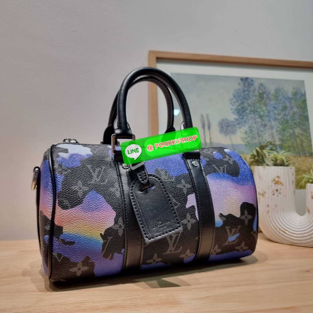 LV KEEPALL BANDOULIÈRE 25 🔅 Details ย่อส่วนความเท่ให้สะดวกกับชีวิตประจำวัน กับกระเป๋าสะพาย ทรงกระเป๋าเดินทางสุดคลาสสิค ด้วยดีเทลความเป็นเอกลักษณ์ เรียบแต่หรู โดดเด่นไปด้วยลวดลายสีเพ้นท์คละรอบใบ รับรองไม่ซ้ำใคร!! ลายโมโนแกรม เปิด-ปิดด้วยซิป พิเศษพร