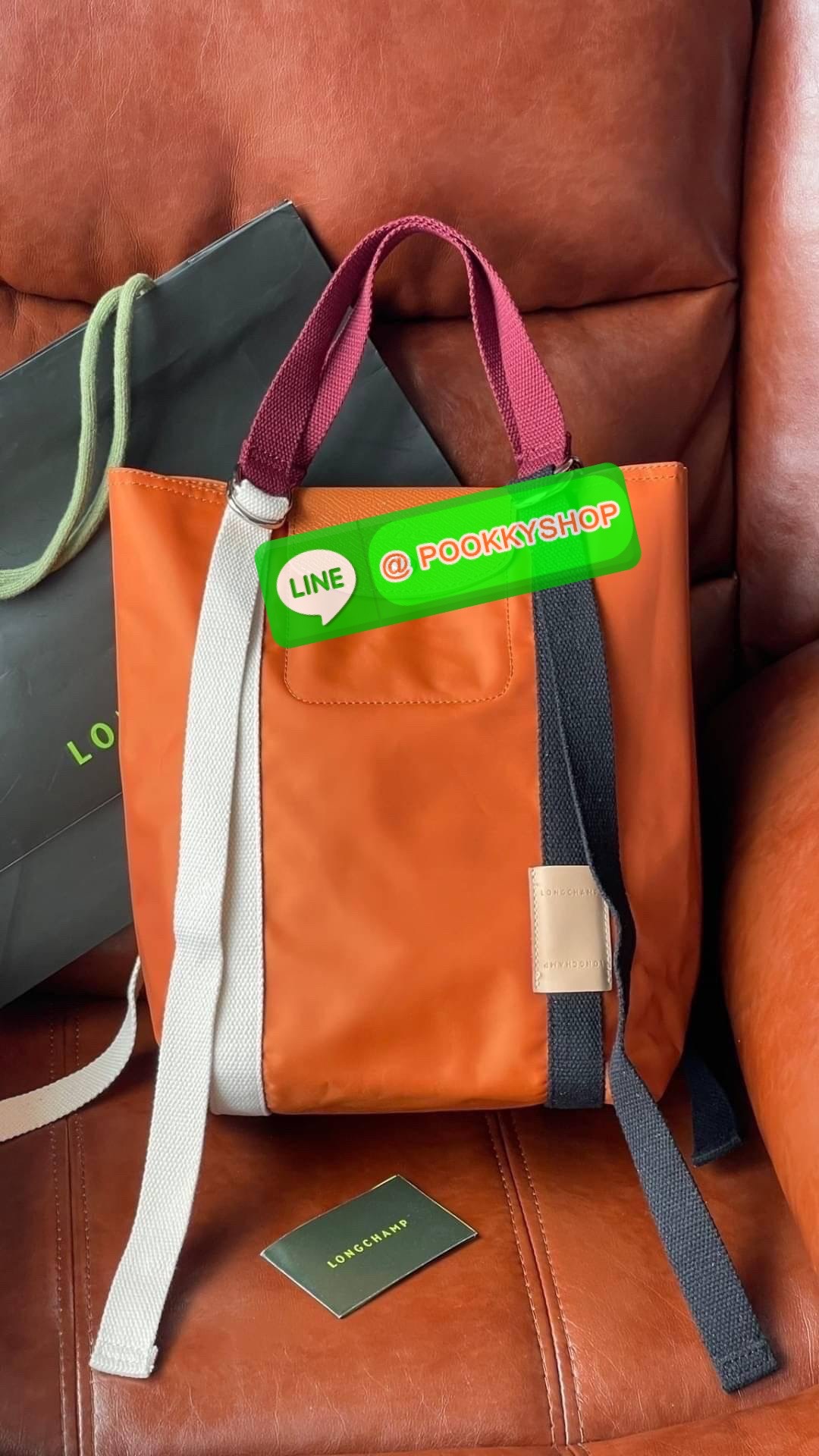 💕LONGCHAMP LE PLIAGE RE-PLAY Tote bag S เป็นอีกรุ่นที่น่าสนใจในการออกแบบ กระเป๋าโท้ทแนวตั้งที่กว้างขวางมีน้ำหนักเบา ใช้งานได้จริง ปิดด้วยกระดุมแป๊กและสามารถถือด้วยมือ สะพายไหล่ และสะพายข้างลำตัว Le Pliage Re-Play เวอร์ชันใหม่นี้ยังคงเติมชีวิตชีวา