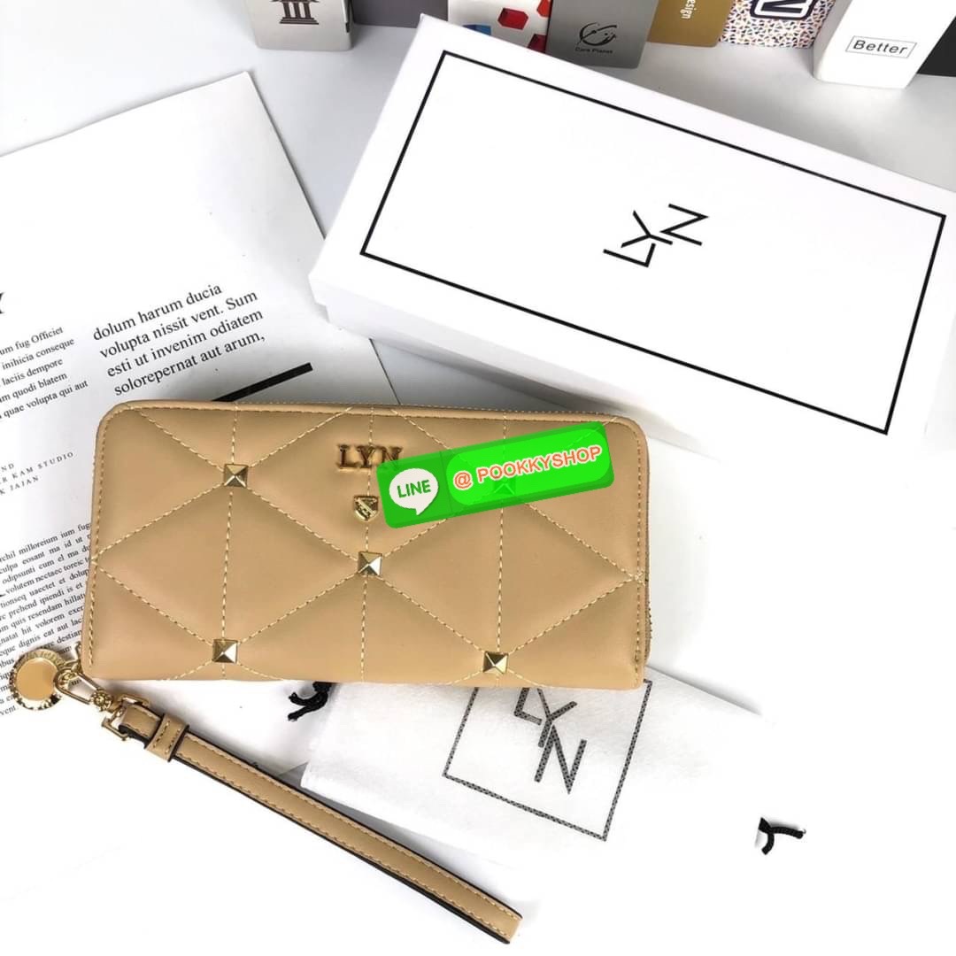 LYN Long Wallet กระเป๋าสตางค์ใบยาว เปิด - ปิดกระเป๋าด้วยซิป ด้านในมีช่องใส่บัตร ช่องใส่ธนบัตร ช่องใส่รูป และช่องซิปใส่เหรียญค่ะ