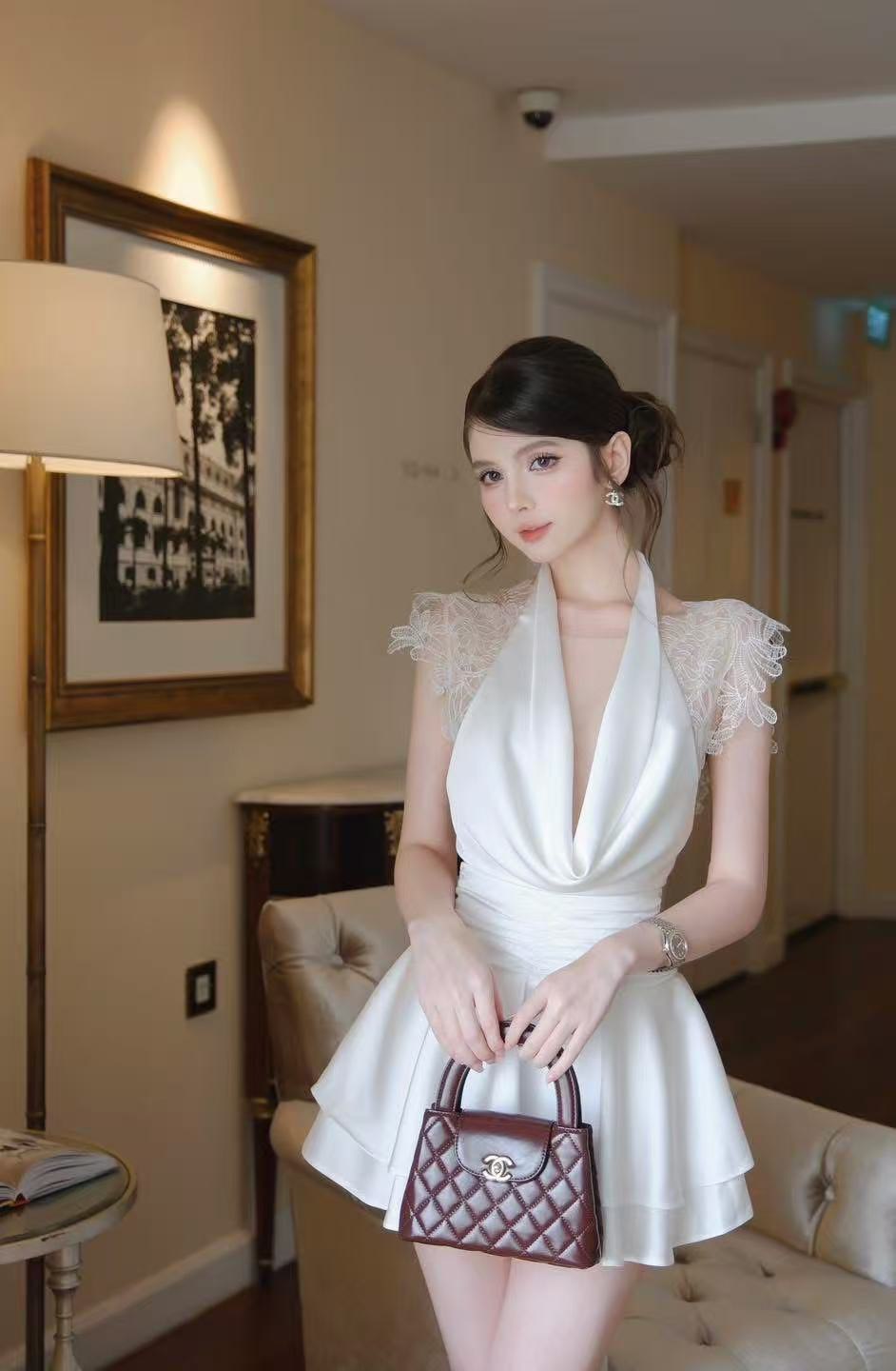 เดรสแฟชั่น มินิเดรสแขนกุดสีขาวผ้าซาตินแต่งผ้าลูกไม้คอวีเว้าลึกทั้งหน้าและหลังดูเซ็กซี่