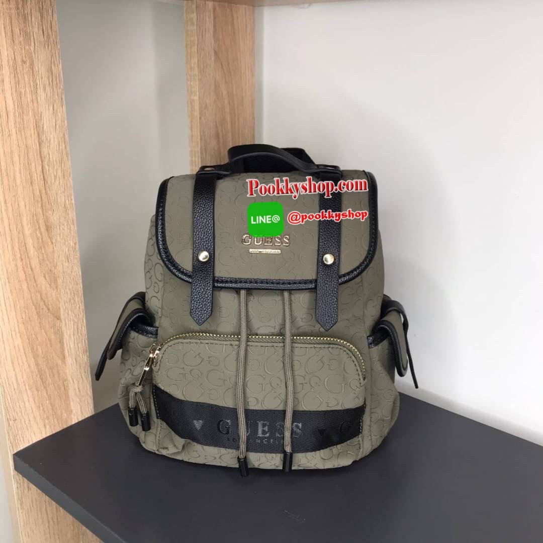 GUESS KACEE MINI LOGO BACKPACK. กระเป๋าเป้สะพายหลังขนาดกลาง ไม่เล็กไม่ใหญ่จนเกินไป น้ำหนักเบาใสของได้เยอะ มีช่องใส่ของหลายช่อง ช่องซิปหน้า1 ด้านข้างใส่ขวดน้ำได้ ช่องใหญ่ เปิดปิดด้วยสายรูด และกระดุมแม่เหล็ก ภายในซับด้วยผ้าสีเดียวกับกระเป๋า ภายในมีช่องซิปอี