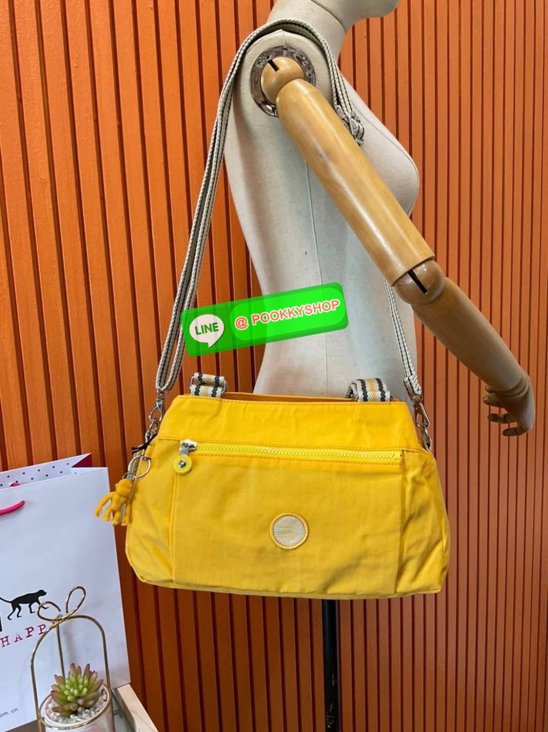 Kipling Damen Orelie Henkeltasche รุ่น K15257 กระเป๋าถือ/สะพาย Crossbody ขนาดกำลังดี หูกระเป๋ายาวสามารถคล้องบ่าได้ วัสดุpolymode100% ผ้ากันน้ำ กระเป๋ามีน้ำหนักเบา มีช่องซิป ด้านหน้า และ ด้านหลัง ภายในแบ่งเป็น 3 ช่องหลักใช้งาน ช่องซิปกลางแยกเป็นสัดส่วน จุข