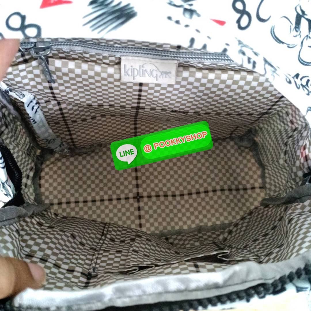 KIPLING 3 WAYS MINI BACKPACK ซับในลายตาราง กระเป๋าสะพาย 3 Ways รุ่นใหม่ วัสดุ Nylon & Polyester 100% หูหิ้วหนังปั๊มชื่อแบรนด์ สายสะพายยาวเลื่อนปรับได้ free size และ สามารถถอดได้ สามารถถือหรือสะพายได้ จะสะพายไหล่ สะพายเฉียง Crossbody หรือจะคล้องสายเป็นเป้ส