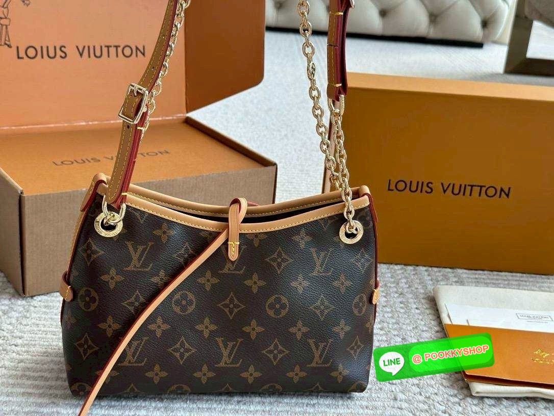 🕊️ พร้อมส่ง | LV CarryAll BB bag กระเป๋าสะพายแครี่ออล ไซส์ใหม่ ดีไซส์ใหม่สุดไอคอนิกปรับโฉมใหม่ประจำฤดูกาลในดีไซน์สุดชิค ตกแต่งสายโซ่สีทองงดงามด้วย Monogram Flower เสริมดีเทลอันเป็นเอกลักษณ์อย่างเนมแท็กหนังสีตัดกันเข้ากับสีเชือกรูดปิดกระเป๋าอย่างลง
