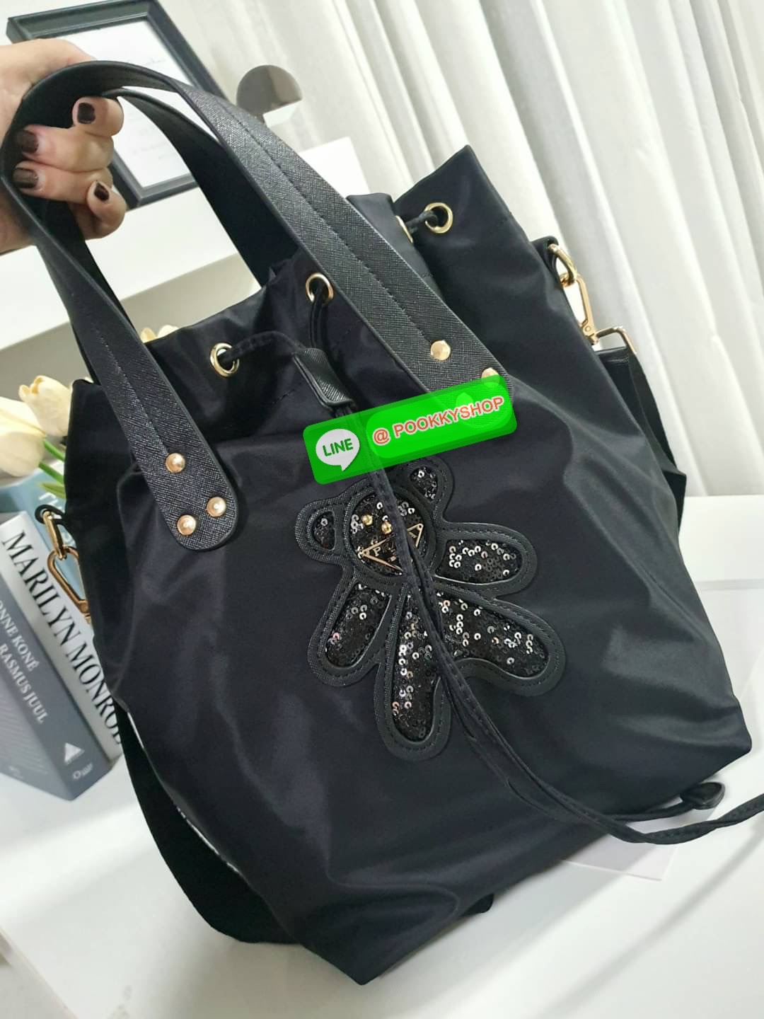 NEW ARRIVALS 2021 ⭐️⭐️ พร้อมส่ง กระเป๋าพรีเมี่ยมกิ้ฟท์ต่างประเทศ จากแบรนด์ Prada กับทรง Bucket Bag ขนาดกำลังดี วัสดุทำจากผ้าไนล่อน ปากกระเป๋ามีสายรูดเปิดปิด ภายในบุผ้าลายแบรนด์ มีช่องซิ ใส่ของแยก ใส่ของได้หลากหลาย ช่องใหญ่คุ้มๆเลยค้า มาพร้อมสายยาวสะพาย Cr