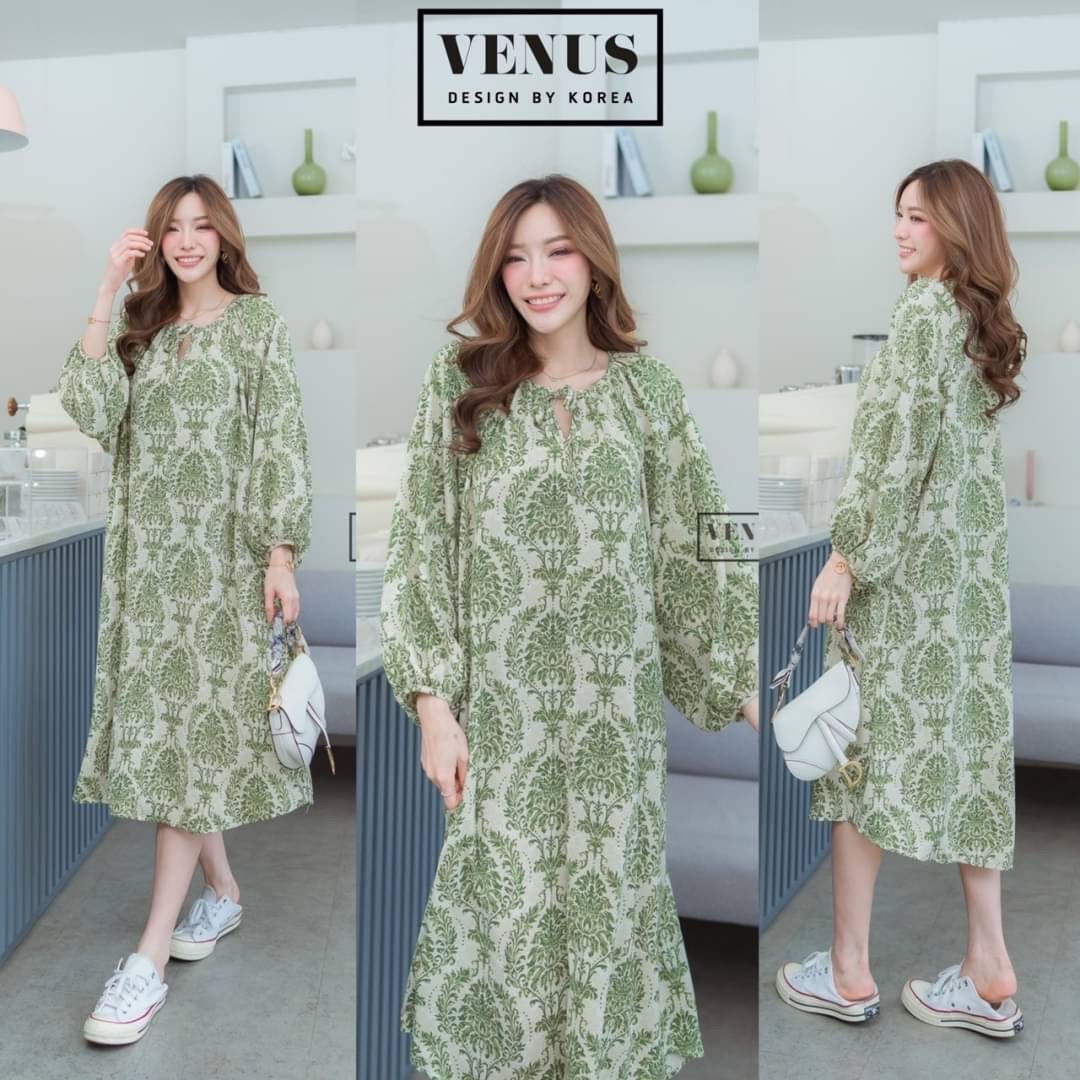 I'm Lady By Venus Flora MaxiDress แม๊กซี่เดรสแต่งแขนพอง ทรงปล่อยพิมพ์ลายดอกไม้ งานสวยน่ารักมากๆคะ ใส่สบายสุดๆคะ มาพร้อมกับสายผูกเอวเข้าชุดกันคะ แม๊ทกับรองเท้าผ้าใบก็น่ารักคะ