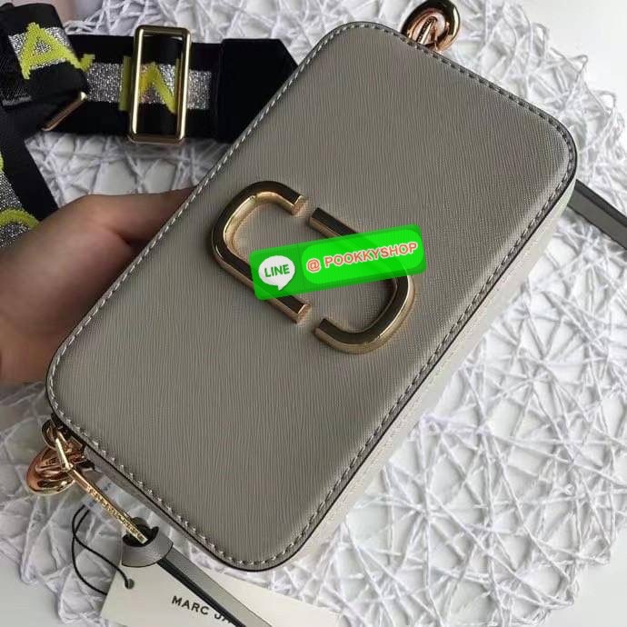 March Jacop Snapshot MJ Cross Body Bag กระเป๋าสะพายข้าง วัสดุหนัง Saffiano ด้านหน้าประดับด้วยโลโก้ J อันเป็นสัญลักษณ์ของแบรนด์ อะไหล่ทองหรูหรา มาพร้อมสายสะพายโลโก้แบบปรับได้ แบ่งเป็น2ช่องซิป ใบนี้คือเรียบหรูแต่ดูดีมาก ไม่ควรพลาดเลยค่า