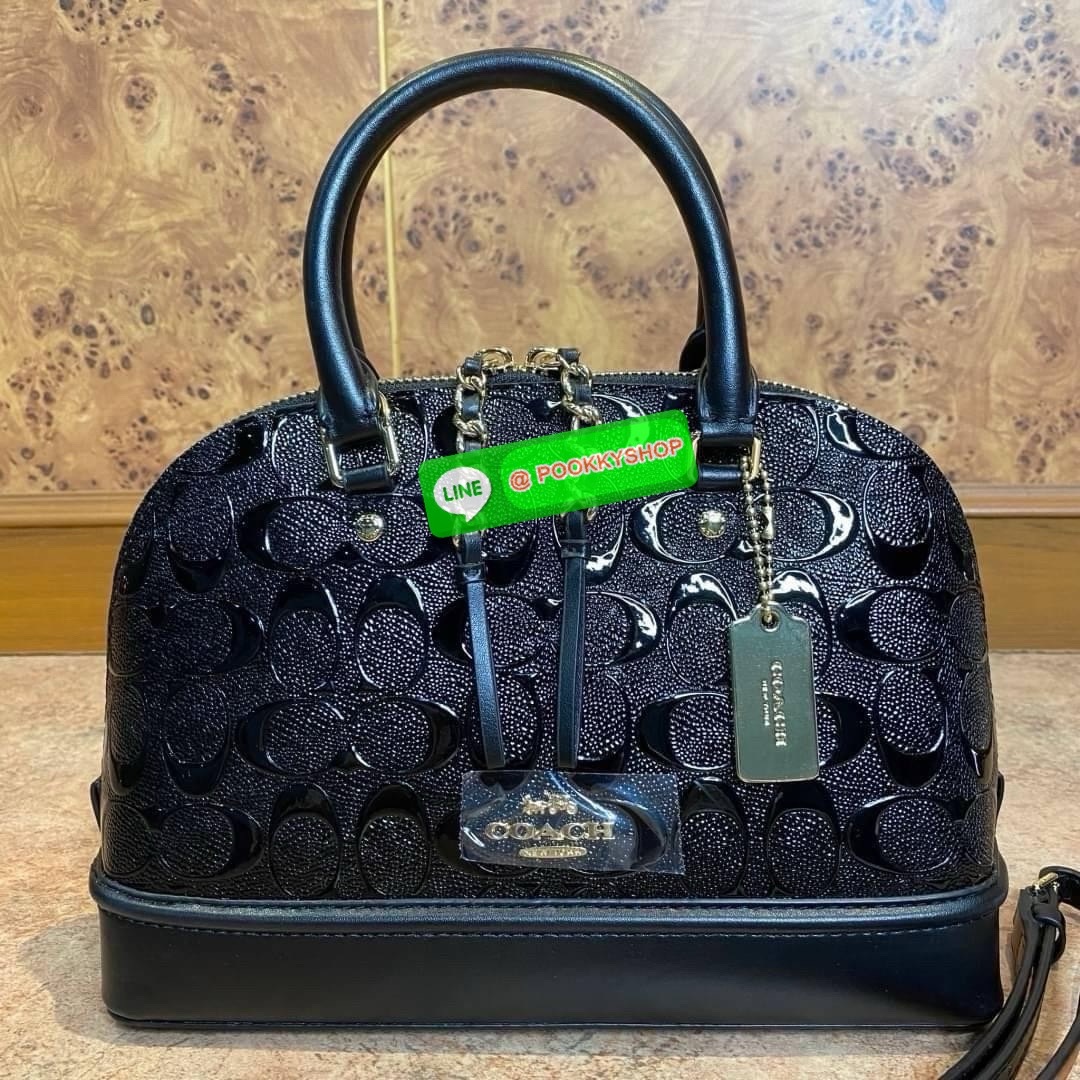Coach MINI SIERRA SATCHEL IN SIGNATURE DEBOSSED PATENT LEATHER (COACH F55450) หนังกรวดและหนังสิทธิบัตร ด้านในมีซิปและกระเป๋าเอนกประสงค์ ปิดด้วยซิป ซับในด้วยผ้า หูหิ้วพร้อมสายสะพายยาว 3 1/2" สายสะพายถอดได้ขนาด 21 1/2" สำหรับสะพายไหล่หรือสะพายครอส