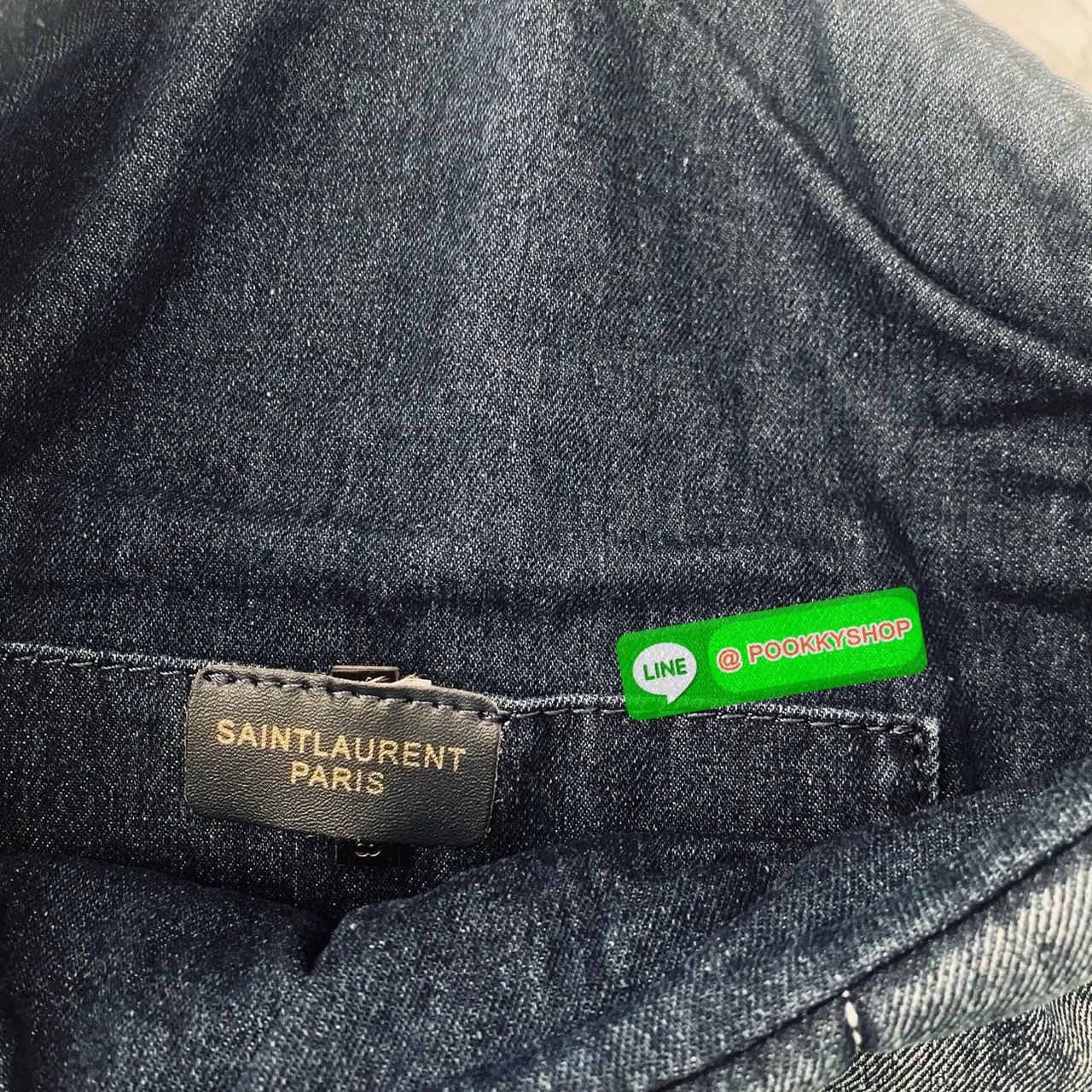 YSL Puffer denim shoulder bag กระเป๋าสะพายเดนิมฟอก สวยเท่ห์คลาสสิกลายเชฟล่อนเป็นเอกลักษณ์ รุ่นเดนิมยอดนิยม ทรงสวย ใช้ได้บ่อยไม่มีเบื่อ ดีไซน์เรียบหรู ออกแบบมาให้ใช้งานได้สะดวกด้วยกระดุมแม่เหล็ก พับทรงเข้ารูป ภายในโล่งกว้าง มีช่องซิป สามารถจุของสำคัญได้อย่