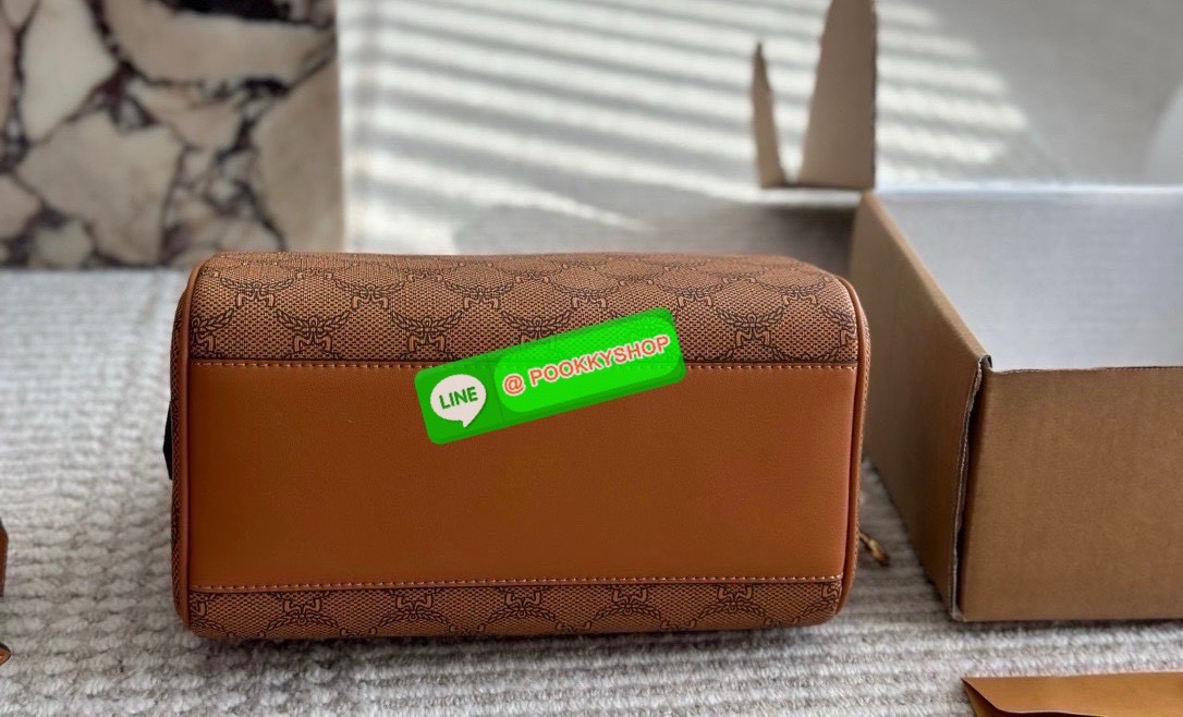 ð MCM Aren Boston Bag in Visetos Canvas ð âĒ āļāļĢāļ°āđāļāđāļēāļāļĢāļāļŦāļĄāļāļāļŠāļļāļāļāļĨāļēāļŠāļŠāļīāļ āļĢāļļāđāļ Aren Boston Bag âĒ āļ§āļąāļŠāļāļļ Lauretos / Visetos Coated Canvas āļĨāļēāļĒāđāļĄāđāļāđāļāļĢāļĄāđāļāļāļĨāļąāļāļĐāļāđāļāļāļ MCM âĒ āļāļĩāđāļāļāđāđāļāļĢāļāđāļāđāļāļāļĢāļ Boston āļŦāļđāļāļąāļāļŦāļāļąāļāđāļāđ āļāļąāļāļāļāļąāļāļĄāļ·āļ