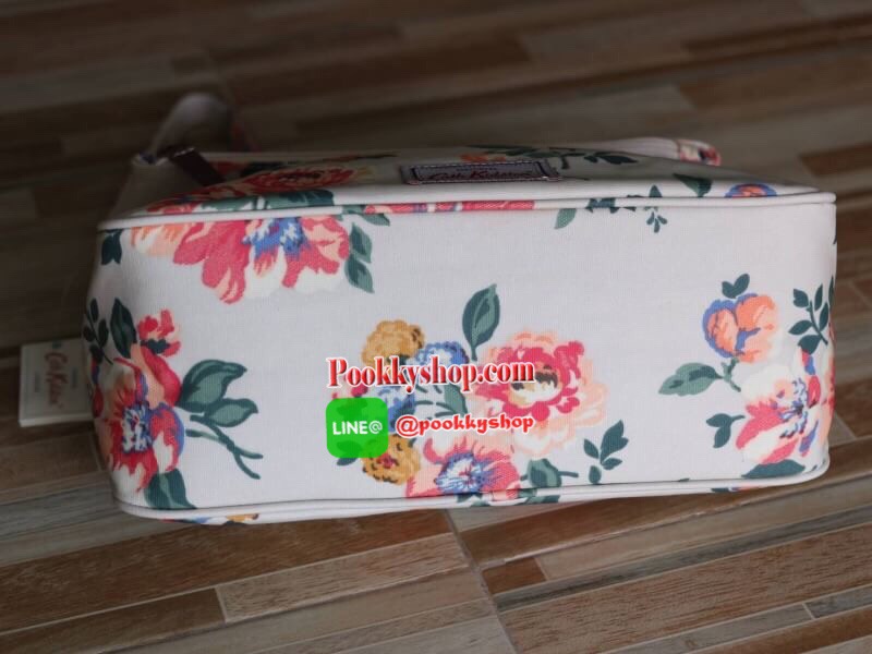 CATH KIDSTON Windflower Bunch กระเป๋าสะพายไหล่ เปิดปิดด้วยซิปและกระดุมแม่เหล็ก แบ่งเป็นสองช่องใหญ่ มีช่องซิปและช่องเล็กไว้แยกใส่ของ รูปแบบและดีไซน์เก๋ สามารถใช้งานได้ทุกวัน ใส่ของได้เยอะ สามารถใส่ipad ได้