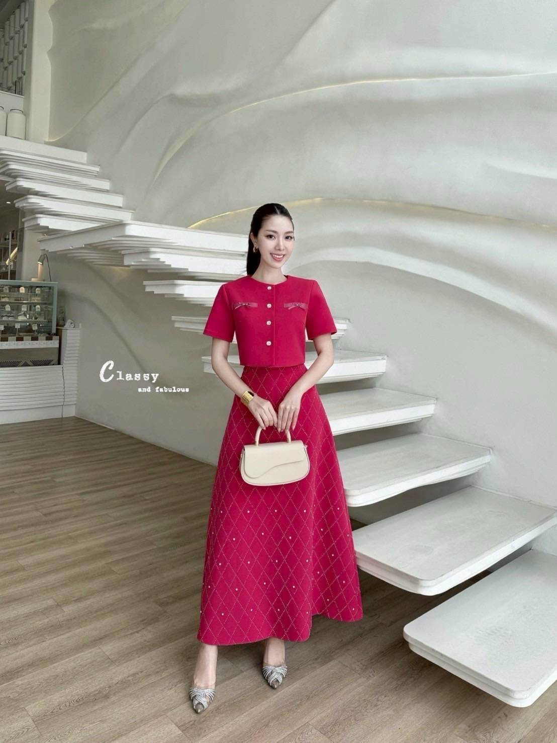 ชุดเซทแฟชั่น set เสื้อผ้าพื้นคอกลมแขนสั้นติดโบว์กระดุมเพชรด้านหน้า + กระโปรงยาวเพชร