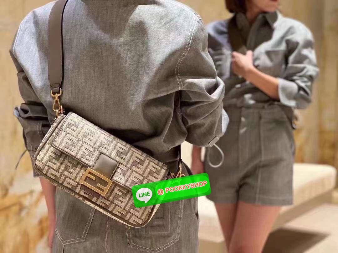 New Arrivals!!! Fendi Baguette Dark Gray FF Tapestry Fabric Bag กระเป๋าทรง Baguette ขนาดกลาง วัสดุผ้าเซนิล พร้อมลวดลาย FF สีเทาเข้ม ปิดท้ายด้วยรายละเอียดหนังแบบทูโทนและประดับด้วยตัวล็อค FF โดดเด่นด้วยฝาปิดด้านหน้าตัวล็อคแม่เหล็กช่องด้านในบุด้วยผ้าหนังกลับ