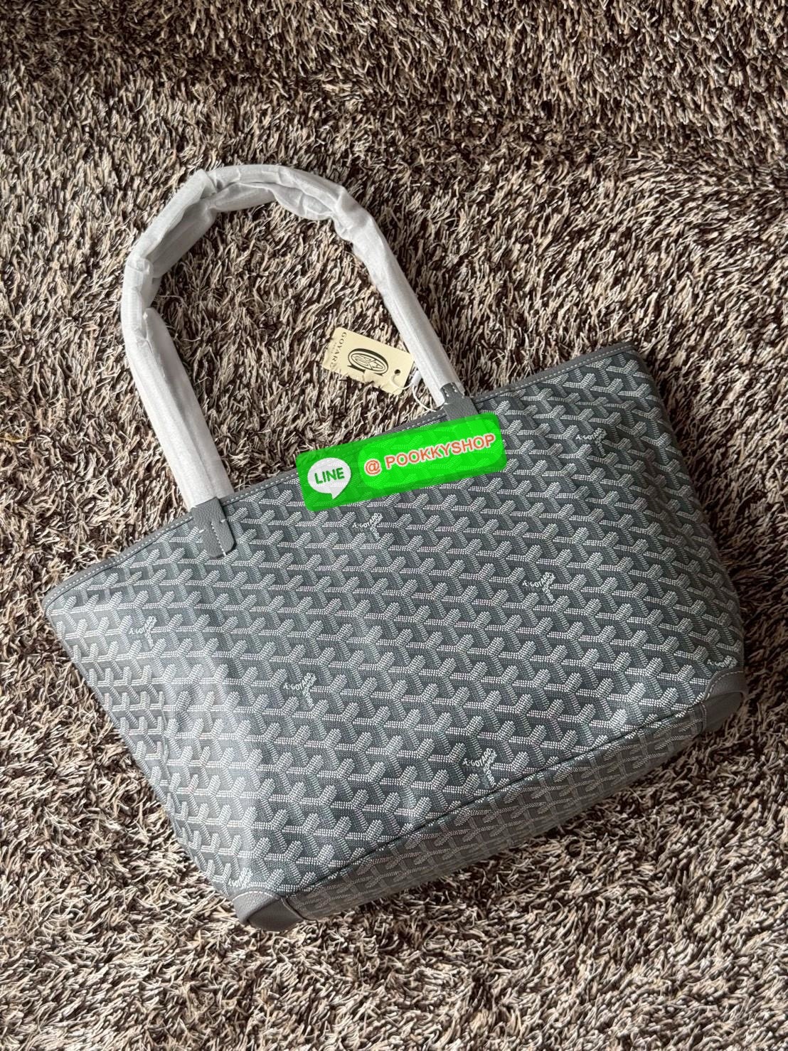 Goyard Artois MM Bag กระเป๋า Artois MM เป็นกระเป๋าที่มีซิปด้านบนเพิ่มคงามปลอดภัย ภายในพื้นที่กว้างเพื่อจัดระเบียบข้าวของของคุณ มันโดดเด่นด้วยฐานด้านล่างทั้งสองมุมเย็บต่อด้วยหนังใช้งานในแบบทางการหรือกึ่งทางการก็ได้