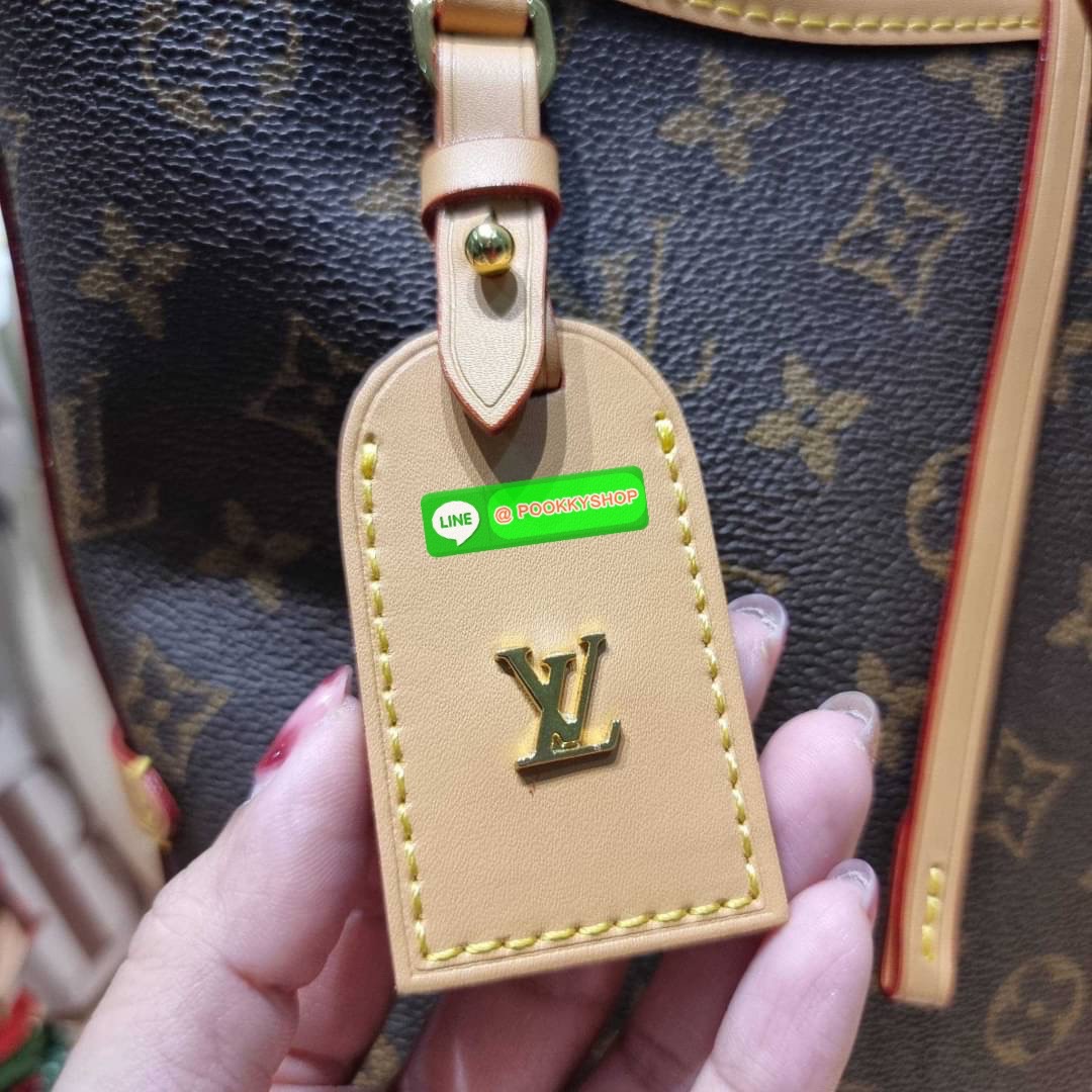 LV CARRYALL BAG ใหม่ล่าสุด รุ่นลิมิเต็ดที่สาวๆตามหา จากเคาน์เตอร์ dutyfree กระเป๋าสะพายไหล่ทรงสวย ดีไซน์เรียบง่ายคลาสสิค หรู ดูผู้ดี รูปทรงใช้งานง่าย มาพร้อมใบลูก ไว้เก็บของจุกจิก วัสดุหนังแคนวาส ปากกระเป๋ามีสายหนังผูกกันของหล่นได้และยังมีกระดุมแม่เหล็กอี