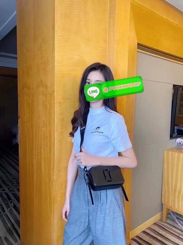 March Jacop Snapshot MJ Cross Body Bag กระเป๋าสะพายข้าง วัสดุหนัง Saffiano ด้านหน้าประดับด้วยโลโก้ J อันเป็นสัญลักษณ์ของแบรนด์ อะไหล่ทองหรูหรา มาพร้อมสายสะพายโลโก้แบบปรับได้ แบ่งเป็น2ช่องซิป ใบนี้คือเรียบหรูแต่ดูดีมาก ไม่ควรพลาดเลยค่า