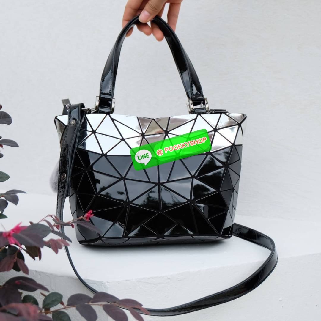 กระเป๋า ทรง Tote ตัวกระเป๋าเย็บติด ด้วยแผ่นอคิลิค สุดหรู ดีไซน์เกร๋ จุดเด่นที่ น้ำหนักเบา สามารถ ถือ หรือ สะพายไหล่ได้คะ ใบใหญุจุของคุ้ม แต่น้ำหนักเบาคะ มีใบเดียวจบ ควรมีติดตู้คะแนะนำเลย