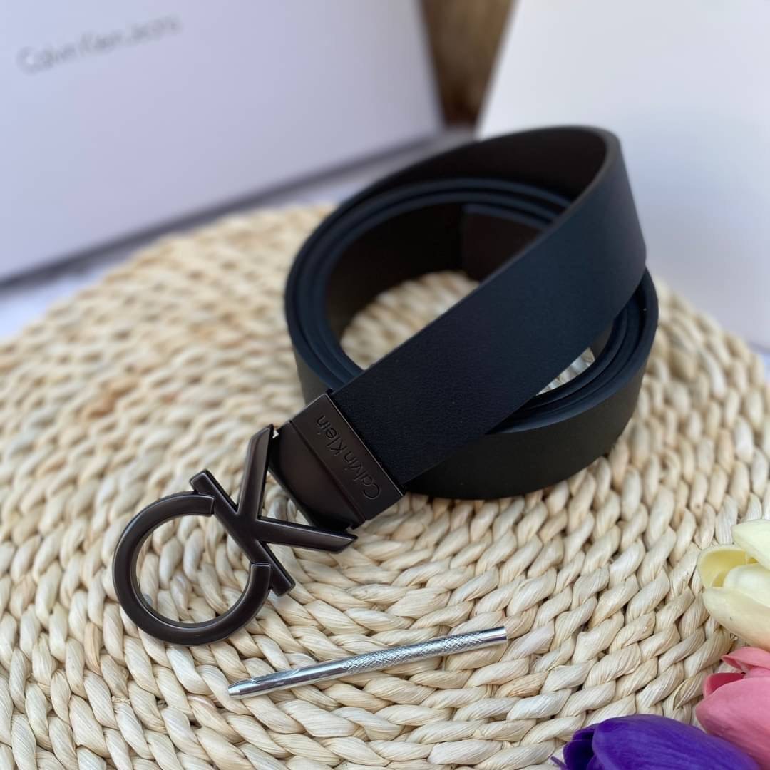 Calvin Klein Leather Belt & Wallet Set Setกระเป๋าสตางค์+เข็มขัด กระเป๋าสตางค์ด้านหน้าปั๊มชื่อแบรนด์ มีช่องใส่บัตร ช่องใส่ธนบัตร 2 ช่อง และช่องเก็บเหรียญ เข็มขัดหนังแท้ปั๊มแบรนด์ สามารถสลับใช้ได้ทั้ง 2 ด้าน เข็มขัดปรับระดับได้ 5 ระดับ มาพร้อมที่เจาะรูจ้า