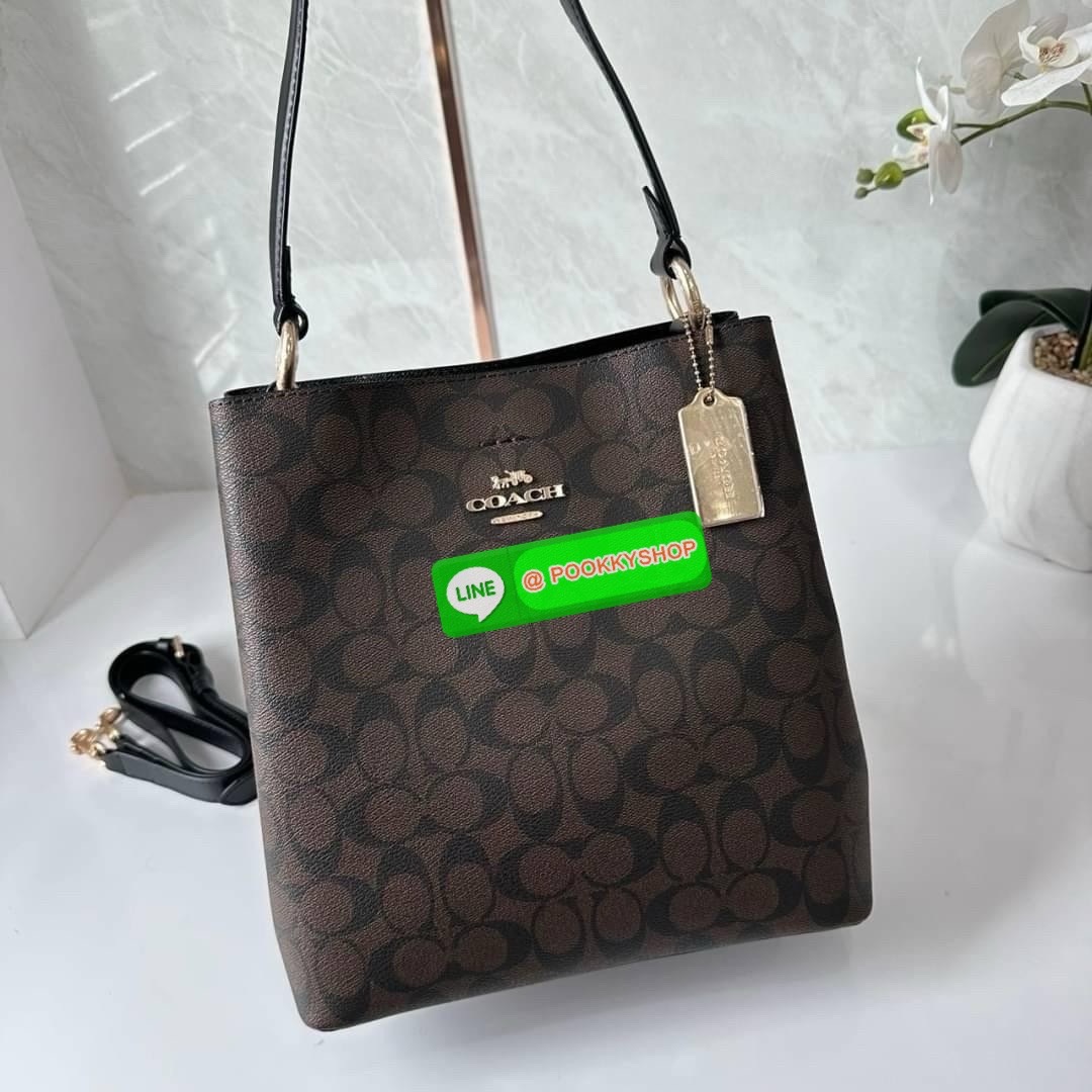 COACH TOWN BUCKET BAG IN SIGNATURE CANVAS (COACH 91512) 🔖 กระเป๋าสะพาย/ถือบัคเกต รุ่นคลาสสิคตลอดกาลไม่เอ้าท์ 🔖วัสดุ: แคนวาส ตัดหนังแท้ 🔖เปิด-ปิด กระเป๋าด้วยกระดุมแม่เหล็ก ภายในช่องโล่ง มีช่องซิปแบ่งตรงกลาง แยกเก็บของได้อย่างเป็นสัด
