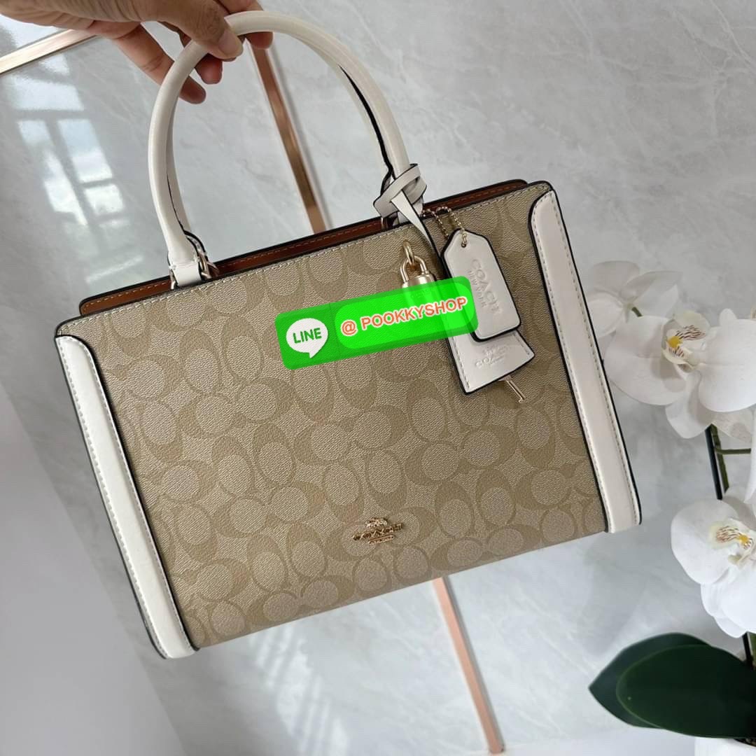COACH ZOE CARRYALL IN SIGNATURE CANVAS (F87665) 🔖กระเป๋าถือหรือสะพาย ผู้ดีคุณนาย 🔖วัสดุหนังแคนวาส ตัดขอบหนังแท้ 🔖🔖เปิด-ปิดด้วยซิปคู่ ตกแต่งด้วยตัวล็อคแม่กุญแจห้อยด้านหน้า ด้านในเป็นช่องกว้างใส่ของได้เยอะ 🔖สายสะพายยา