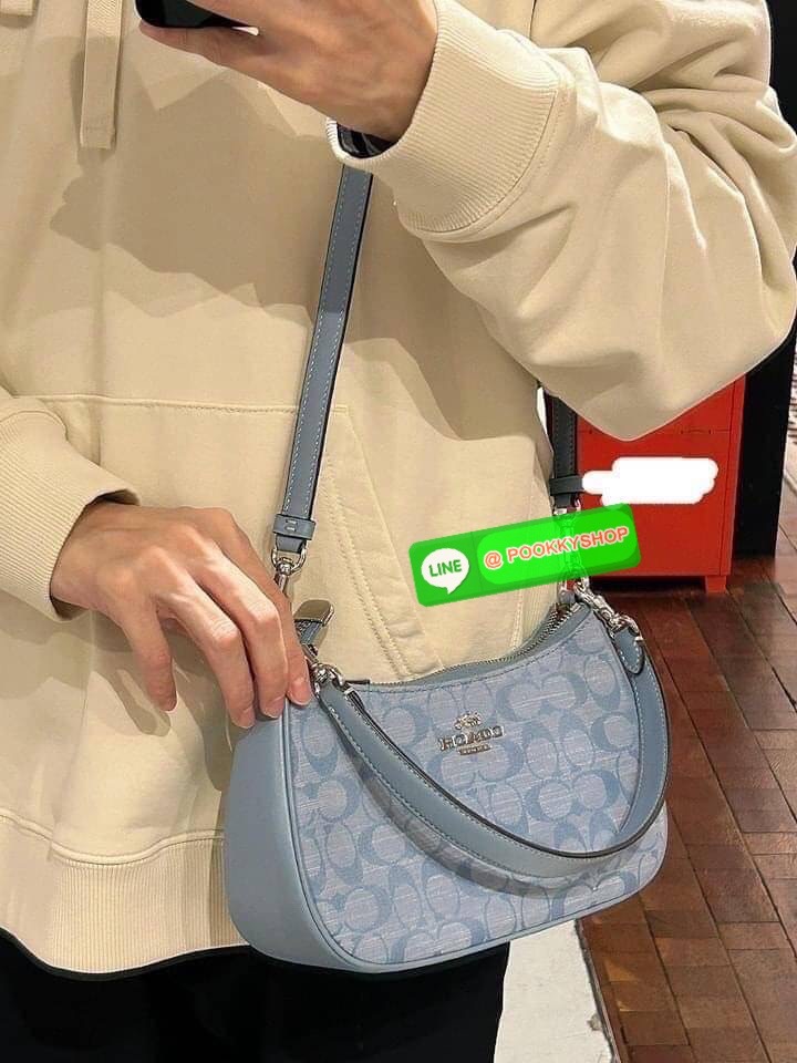 COACH TERI SHOULDER BAG IN SIGNATURE CHAMBRAY ( CH139) กระเป๋าทรงพอช ดีไซน์สุดหรูวัสดุผ้า jacquard ทอลายแบรนด์ ซับในผ้า มาพร้อมสายสะพาย 2 เส้นสามารถถอดได้ เปิด-ปิดด้วยซิป ด้านในช่องโล่งกว้างมีช่องใส่บัตรเครดิต 2 ช่อง ใส่โทรศัพท์มือถือได้ทุกรุ่น ใส่กระเป๋า