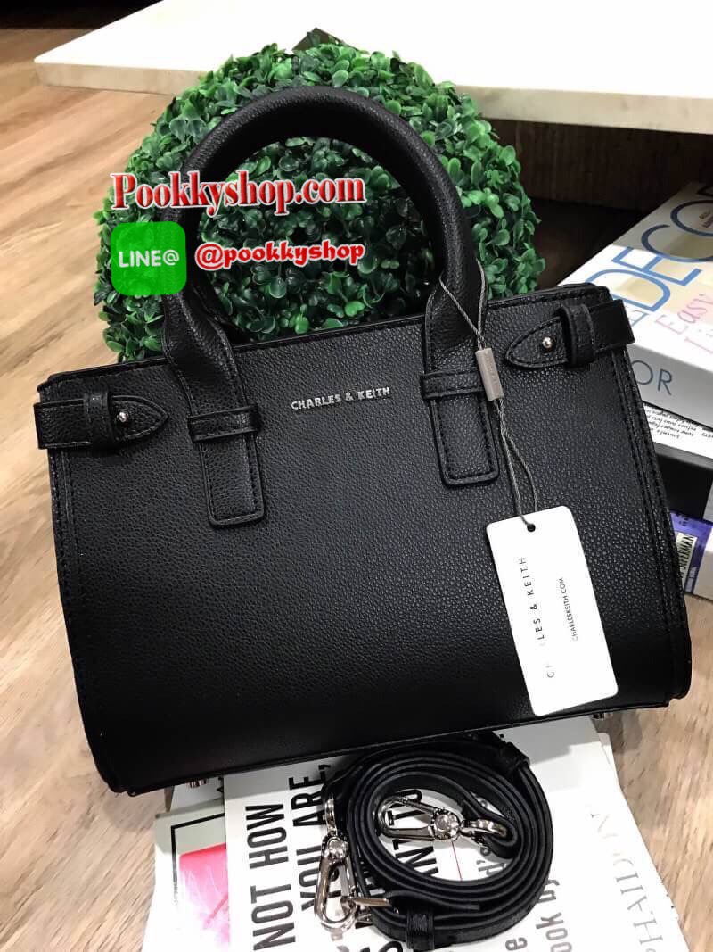 NEW ARRIVAL! CHARLES & KEITH BASIC TOP HANDLE BAG กระเป๋าถือหรือสะพายรุ่นใหม่ชนช็อปดีไซน์สวยอยู่ทรงเเข็ง ขนาดกำลังดี น้ำหนักเบา ด้านหน้าประดับโลโก้แบรนด์ เปิดปิดด้วยซิปสะดวกใช้ ด้านข้างมีสายรัดปรับทรงกระเป๋าภายในมีช่องซิป ใส่กระป๋าสตางค์ใบยาว ipad mini ได