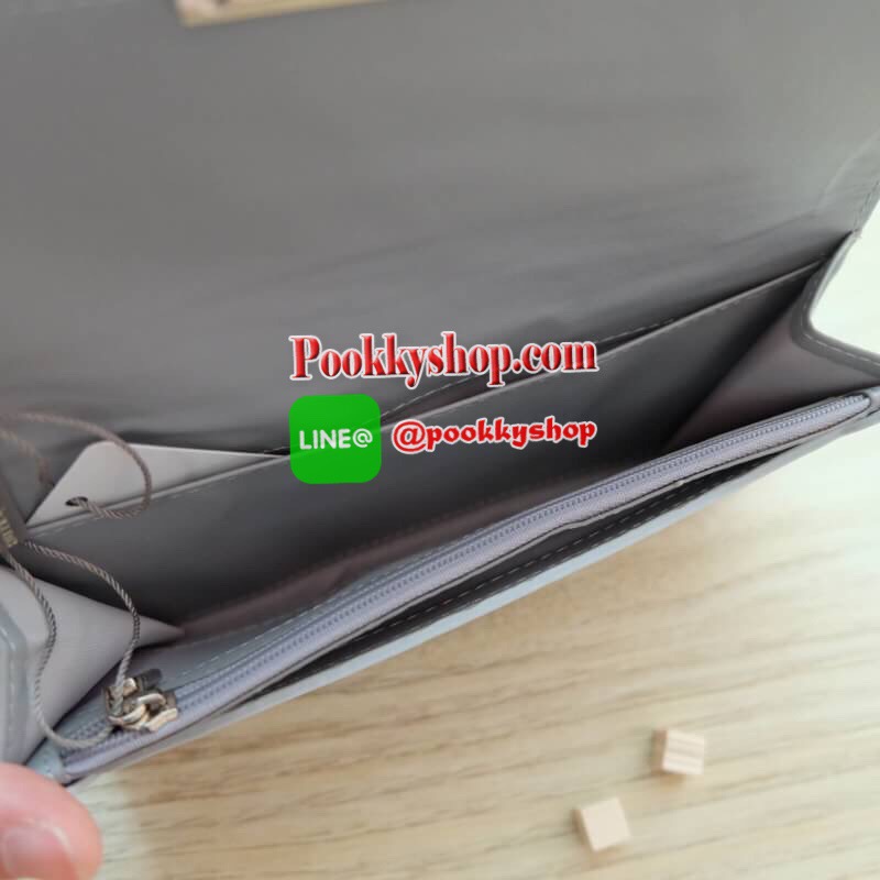 Charles & Keith Push-Lock Long Wallet พร้อมส่งทั้ง 8 สี!! กระเป๋าสตางค์ใบยาว สามารถใช้งานได้ทั้งด้านหน้าและด้านหลัง ด้านหน้าเปิด - ปิดด้วยตัวกดล็อคทั้ง 2 ฝั่งพร้อมกัน ภายในมีช่องซิปและช่องใส่ธนบัตร ด้านหลังเปิด - ปิดด้วยกระดุม ภายในมีช่องใส่บัตรหลายช่องแล