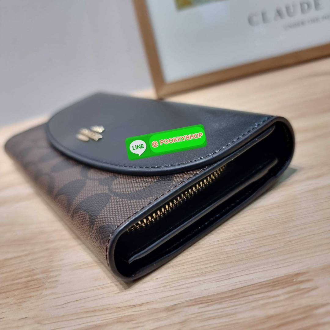 COACH F54022 SLIM ENVELOPE WALLET IN SIGNATURE กลับมาแล้วจ้า!! กระเป๋าสตางค์รุ่นขายดี 🔥 ทรงจดหมายรุ่นฝาพับ สวยคุณหนู หรูเกินราคา วัสดุหนังแคนวาสเคลือบลาย ภายในใส่มือถือได้ ใส่บัตรได้ มีช่องซิปแยกแบ่งเป็นสัดส่วน รุ่นนี้ใช้ยังไงก็ไม่มีเบื่อ สวยคลาสส