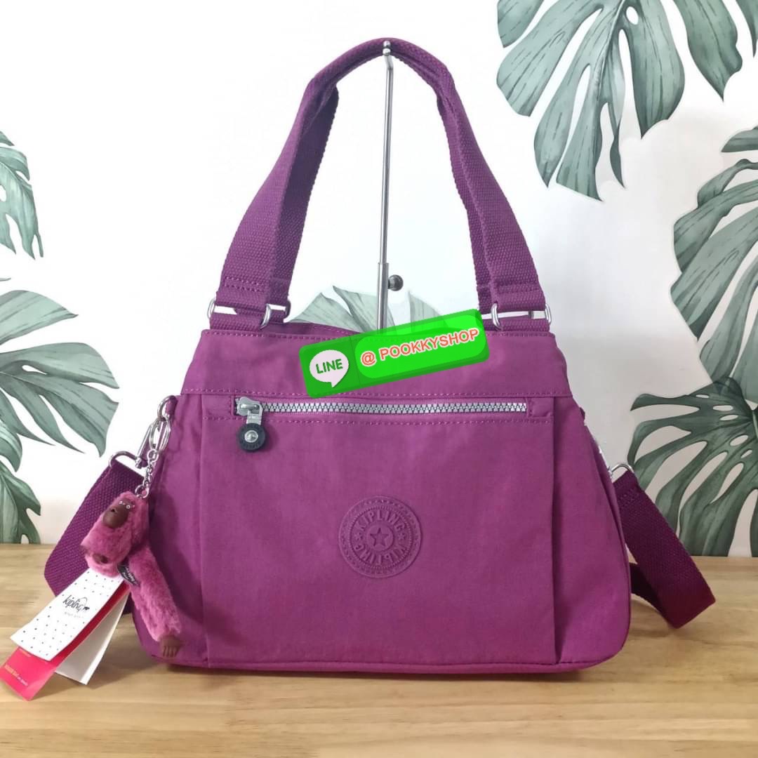 KIPLING ELISE HANDBAG กระเป๋าถือและสะพายไหล่ วัสดุ Nylon +Polyester ขนาดกำลังพอดี จุของได้มาก มีหูจับสองสาย ถือสะดวก น้ำหนักเบา มีช่องซิป ด้านหน้า ช่อง กระเป๋าหลักเปิด-ปิดด้วยซิป มี3 ช่องว่างใส่ของได้จุมากๆ ใส่มือถือได้ กระเป๋าสตางค์ใบยาว และ เครื่องสำอาง