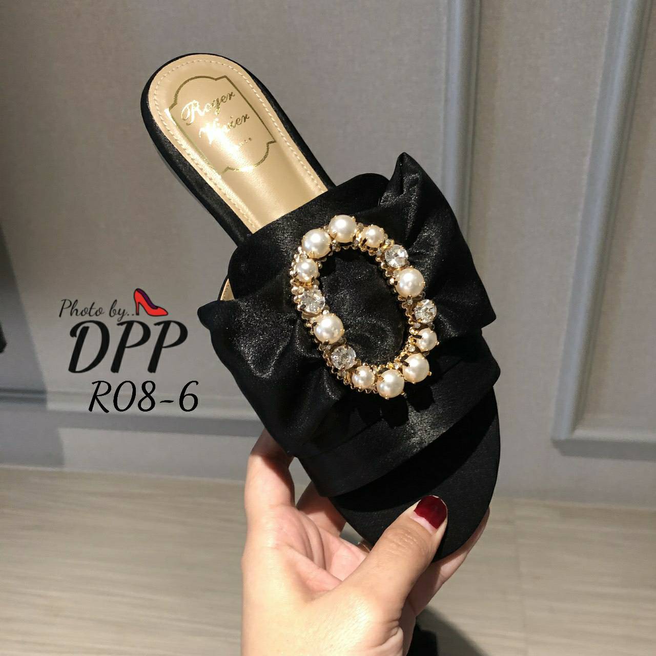 R08-6 พร้อมส่ง Roger vivier sandal 2019 งานใหม่ล่าสุดชนshop ไปเลยจ้า สวยตาแตก ทั้งเพชรทั้งมุข มาเต็มขนาดนี้ รีบจัดเลยน๊า งานผ้าซิน ส้นแบน ทรงสวม สวยม๊ากกกกกก