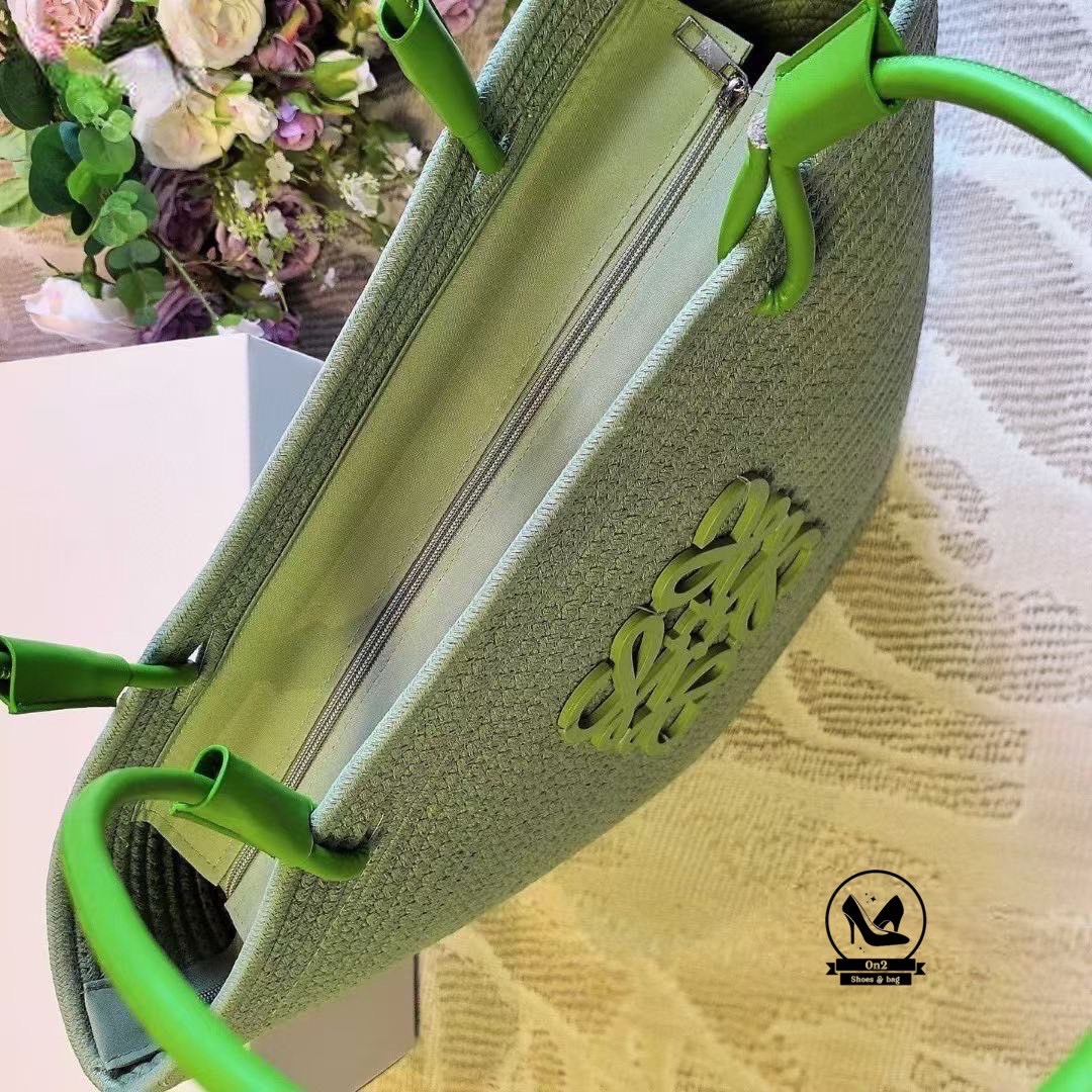 มาค่า....กระเป๋าสานสุดฮิตจาก Loewe รุ่น Anagram Basket Bag ใบนี้ เป็นกระเป๋าสานแฮนด์เมด ตัดกับหนังพิมพ์โลโก้ Anagram เอกลักษณ์ของแบรนด์ สายหนังใช้งานได้ทั้งแบบถือและสะพายไหล่ เหมาะกับลุคชิลล์ๆ ไปทะเล หรือแม้แต่ลุคแคชชวลในเมืองก็ดูดี สีสันจัดเต็มมาพร้อมสีใ