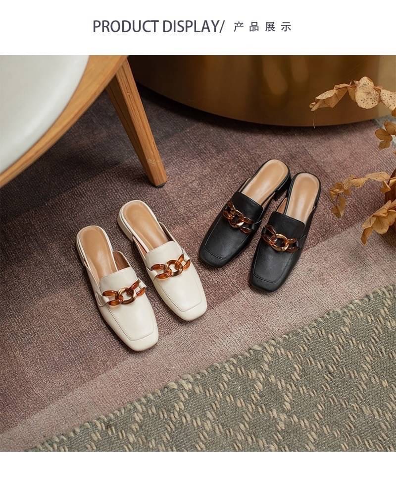 𝙉𝙀𝙒 𝙉𝙀𝙒 ‼️ รองเท้าสไตล์เกาหลีเกาใจมาแล้วทรงนี้เป็นทรงที่ทุกคนต้องมี คลาสสิครุ่นนี้น่ารักมาก ทรงหัวตัดมีความโซ่อะไหล่ทองคาดส้นไม่สูงพื้นนิ่มใส่สบายคู่นี้แมทช์กับเสื้อผ้าง่าย