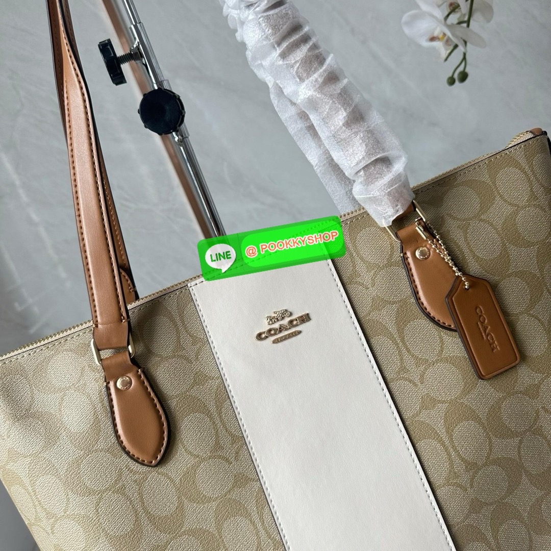Coach Gallery Tote In Signature Canvas With Stripe (CR121) 🔖กระเป๋าทรงโท้ทใบใหญ่ ทรงช้อปปิ้ง โดดเด่นด้วยหนังตัดแทบด้านหน้า 🔖วัสดุ : หนังแคนวาสตัดหนังแท้ 🔖เปิด-ปิดด้วยซิปด้านบน ภายในโล่ง มีช่องซิป1ช่อง สามารถ ใส่แฟ้มเอกสารได้
