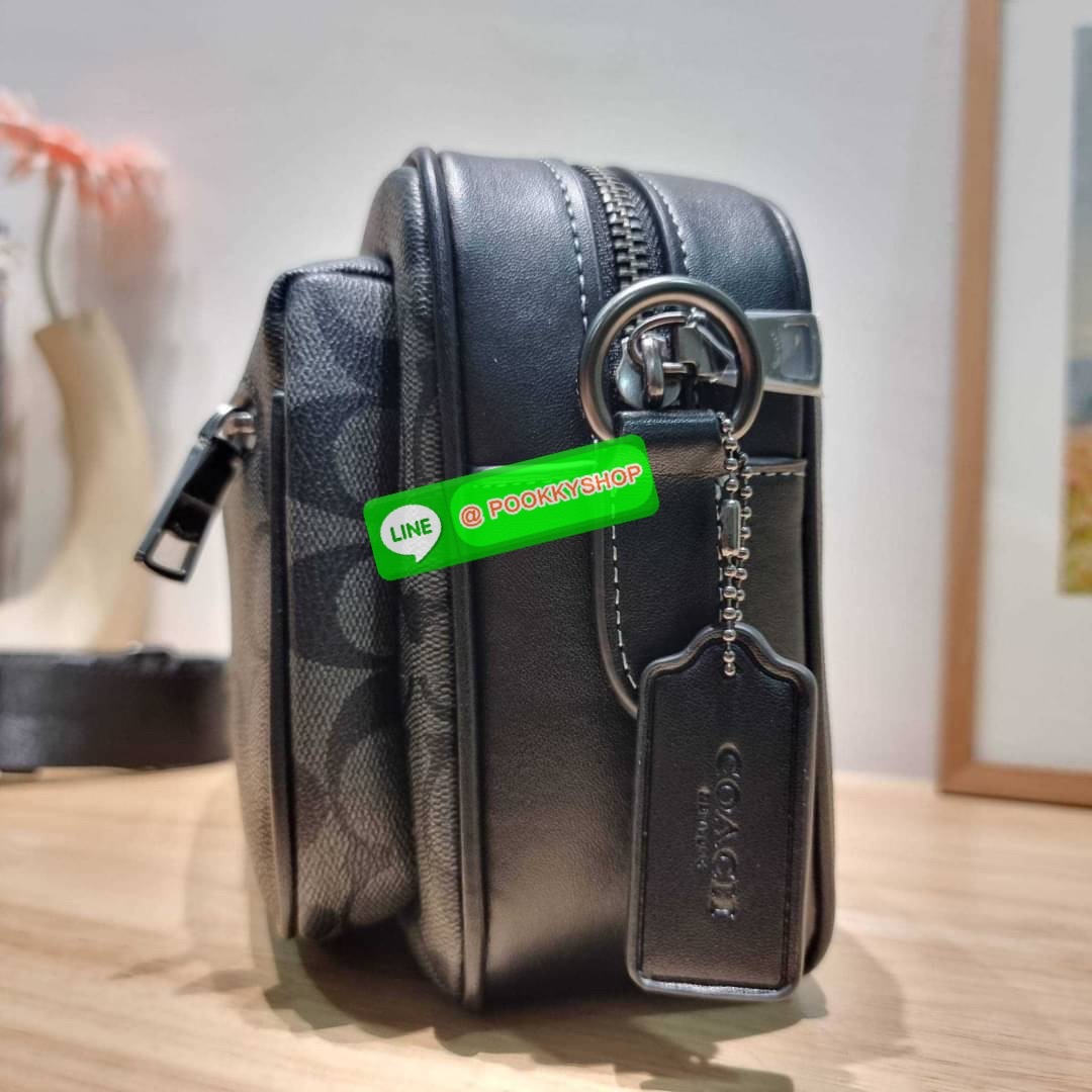 🔆 Model COACH CJ510 ELIAS CROSSBODY IN SIGNATURE CANVAS 🔆 Details ใหม่ล่าสุด กับไอเท็มสุดชิค กระเป๋าครอสบอดี้ทรงคลาสสิค ดีไซน์รูปแบบใหม่ ใช้งานง่ายและสะดวก ด้านหน้ามีช่องซิป ด้านหลังมีช่องแยกให้ เปิด-ปิดด้วยซิป ภายในเป็นช่องโล่ง มีช่องซิปแ