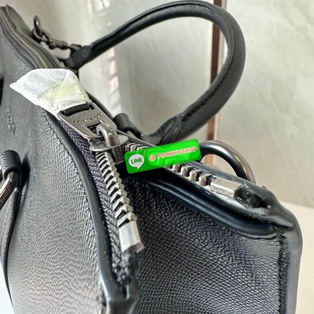 COACH GRAHAM ZIP BRIEF (CE439) 🔖กระเป๋าใส่โน๊ตบุ๊คใส่เอกสารใบใหญ่ 🔖วัสดุ:หนังแท้ทั้งใบ 🔖เปิดปิดด้วยซิป ภายในกว้าง มีช่องย่อยใส่ของจุกจิก ช่องใส่บัตร ใส่เอกสารและของสำคัญได้เยอะ 🔖สายสะพายสามารถถอดออกและปรับระดับได้คะ