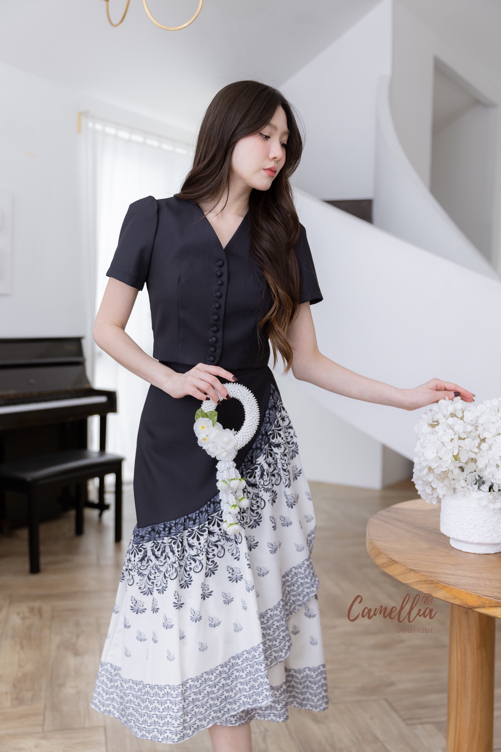 ชุดเซทแฟชั่น ชุดSet เสื้อคอปีนกระดุมหน้าสวยละมุนมากคะ มาคู่กับกระโปรงผ้าลายไทย