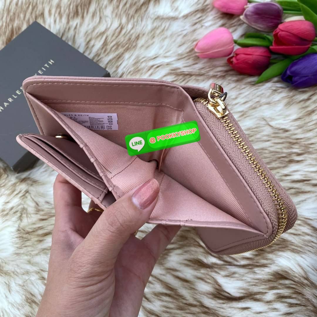 CHARLES & KEITH COMPACT WALLET กระเป๋าตังใบสั้นฟังก์ชันครบ!! ด้านหน้ามีโลโก้แบรนด์ มีช่องซิปใส่เหรียญ เปิดปิดแบบกระดุม ด้านในมีช่องใส่การ์ด 16 ช่อง มีช่องใส่ธนบัตรตามยาว ไม่ต้องพับแบงค์ค่า คุ้มมากๆเลยใบนี้